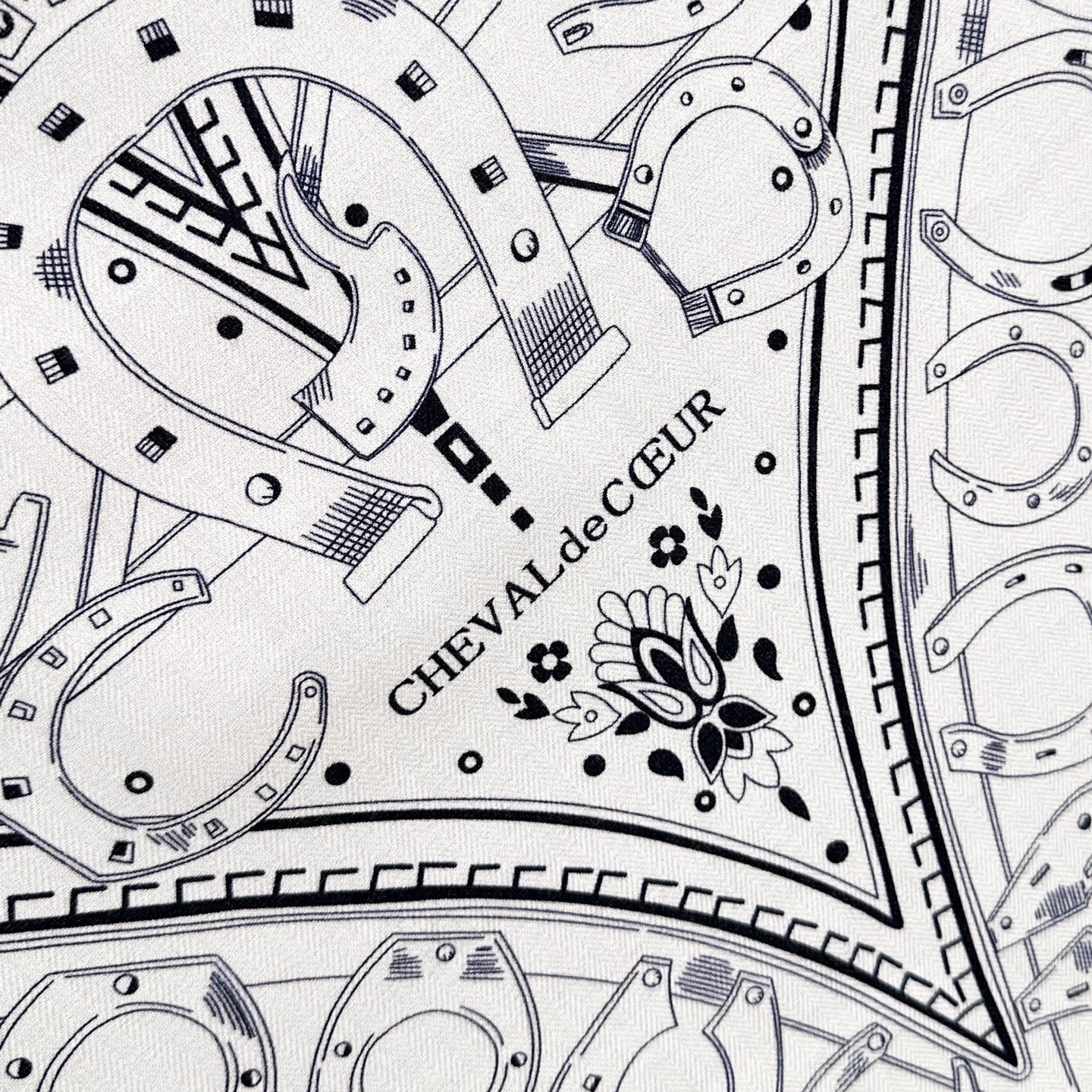 。上新❤️✨【双面同色 丝毛款】H家羊绒新款 买了都说好看‼️推荐💕【爱心骏马 140】羊绒方巾‼️H家