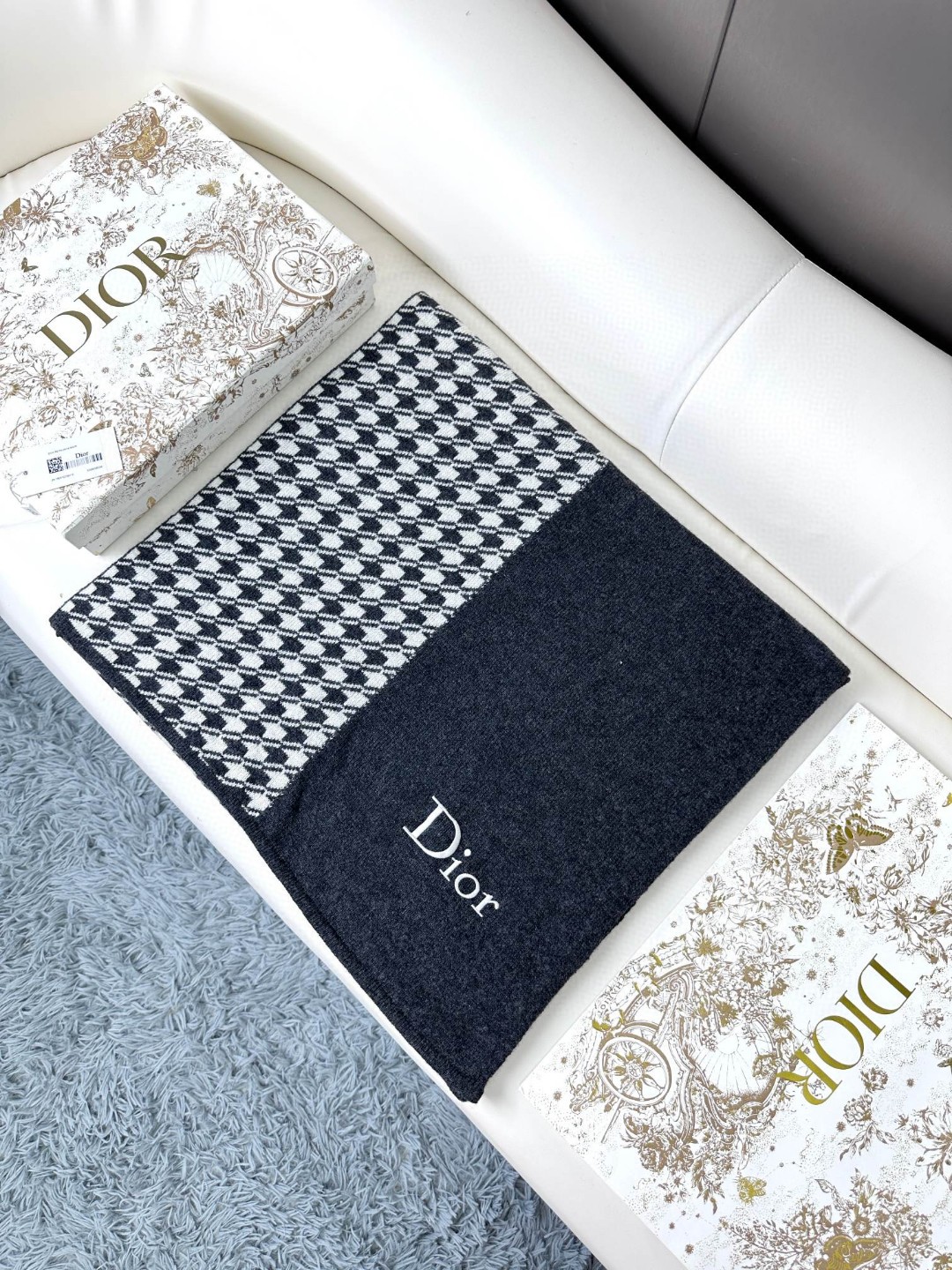 上新！2025年D家今年的热卖款围巾！羊绒针织围巾，Dior限量款，必入！！！免代购！限量的秀场千鸟格以