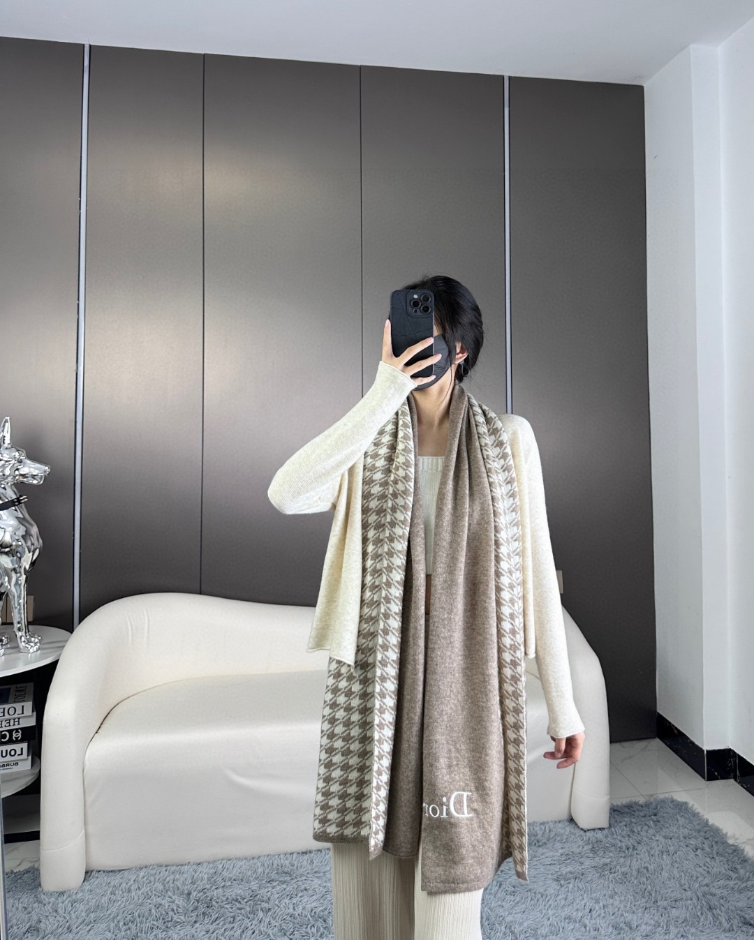 NO:619981,New!  This year’s best-selling scarf from D family in 2025!  Cashmere knitted scarf, Dior limited edition, a must-have!  !  !  Free of charge!  The limited show houndstooth with three changing elements is highly recommended and exciting~!  !  You must start quickly!  !  Top quality trading company channel goods, heavy family benefits!  Fraud must be eliminated!  !  !  The most high-end couple model ~ super soft and waxy jacquard knitted cashmere scarf, the price is really unbeatable and great value!  My mother’s price feedback ~ I bought a medium-thick, soft and very neck-friendly cashmere that is absolutely worth it. The size is 70.190cm. It can be folded in half and hung in a circle or wrapped in a circle. It can also be used as a shawl!  Warm style high version scarf, high version scarf, dior, dior, shawls19860909上新！2025年D家今年的热卖款围巾！羊绒针织围巾,Dior限量款,必入！！！免代购！限量的秀场千鸟格以三种变化的元素怒赞推荐,激动~！！下手绝对要快！！极品贸易公司渠道货,重磅家属福利！必须流弊！！！最高端的情侣款~超级无敌软糯提花针织羊绒围巾这个价格真的无敌超值！亲妈价格回馈~买到绝对值中等厚度,柔软非常亲脖子的一款~羊绒,规格70.190cm对折挂围或者绕圈围都完全可以,也可当披肩！有温度的风度高版本围巾,高版本围巾,dior,dior,shawls,scarf