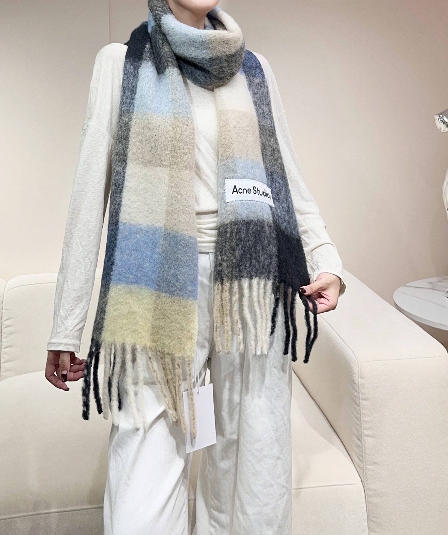 NO:729018,The hottest products of 2025 are arriving!  Original factory original order, ACNE's new alpaca and mohair rainbow scarf, the warm colors of Stockholm!  I fell in love at first sight, super good-looking!  Dream color matching, instant sale of all versions on the market, real original items, Acne scarves always surprise people, the classic 'Valley' large profile version was born in Italy, blended with Nordic warm color splicing, super versatile, immersed in various color cards, you can bury your head in a big scarf in winter, super warm!  The wrapping degree is high and the face looks small!  The wool-containing mohair fabric is quite wide and comfortable, and the thick tassels are as cute as shrimp crackers!  The hand-wrapped oversized logo is particularly exquisite and surprising!  Specifications, 28*250cm, composition 33 alpaca 25 wool 22 nylon 20 mohair high version scarf, high version scarf,acne studios198609092025年爆款到货！原厂原单,ACNE新款羊驼毛马海毛彩虹围巾,斯德哥尔摩的温暖色彩！第一眼便爱上,超高颜值！梦幻配色,秒杀市面上所有版本,真正的原单货,Acne的围巾总是让人惊喜, 经典“Valley” 大廓形版本诞生于意大利,融入北欧暖色系拼接,超级百搭,沉浸在各种色彩的色卡里,冬天里可以把头埋在大大的围巾里,超级暖活！包裹度高,显得脸小！含羊毛的马海毛,面料挺阔舒适,厚厚的流苏象虾条一样可爱！手工包针的超大Logo格外精致和惊喜！规格,28*250cm,成分33羊驼毛25羊毛22尼龙20马海毛高版本围巾,高版本围巾,acne studios,scarf