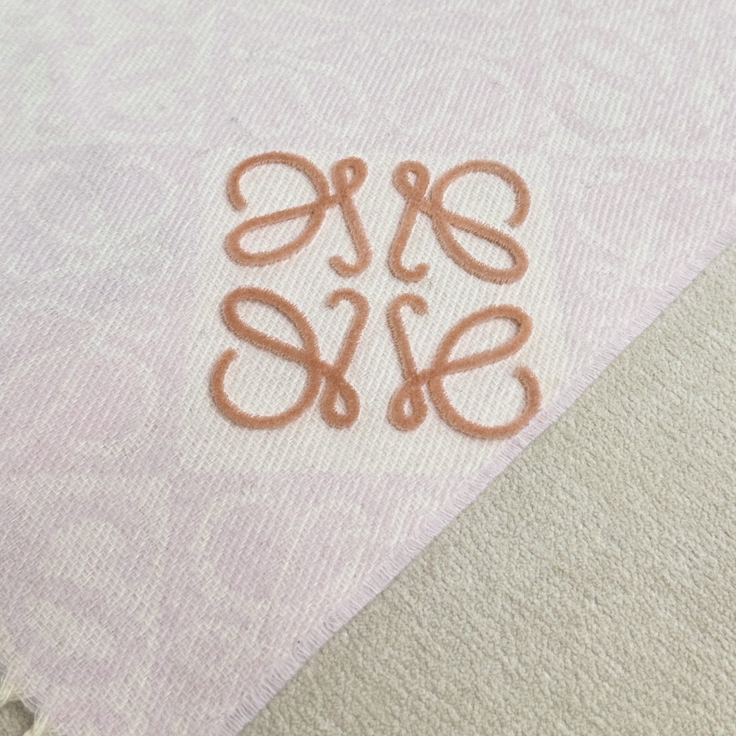 高品质五色到货！双吊版，手工缝标！ 火爆全网的 𝐋𝐨𝐞𝐰𝐞 ，原单品质！· - 双面Anagram 缇花