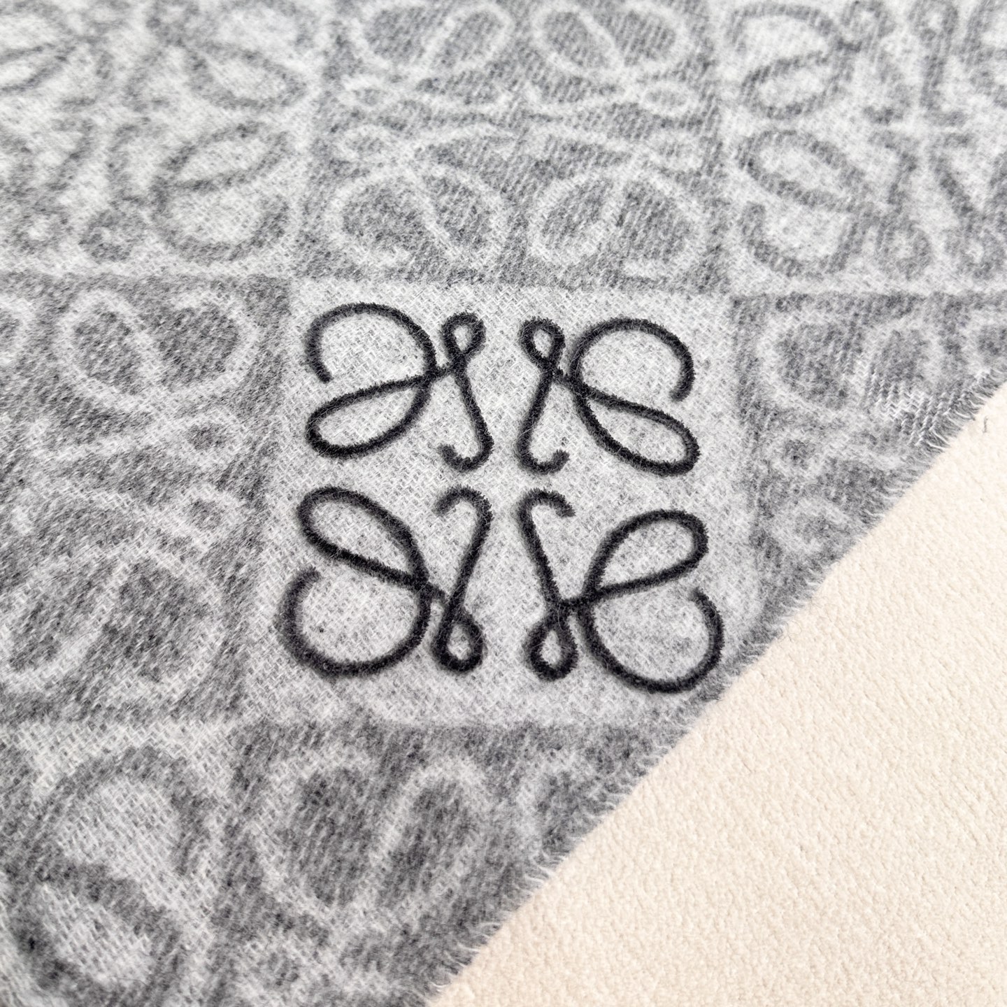 高品质五色到货！双吊版，手工缝标！ 火爆全网的 𝐋𝐨𝐞𝐰𝐞 ，原单品质！· - 双面Anagram 缇花