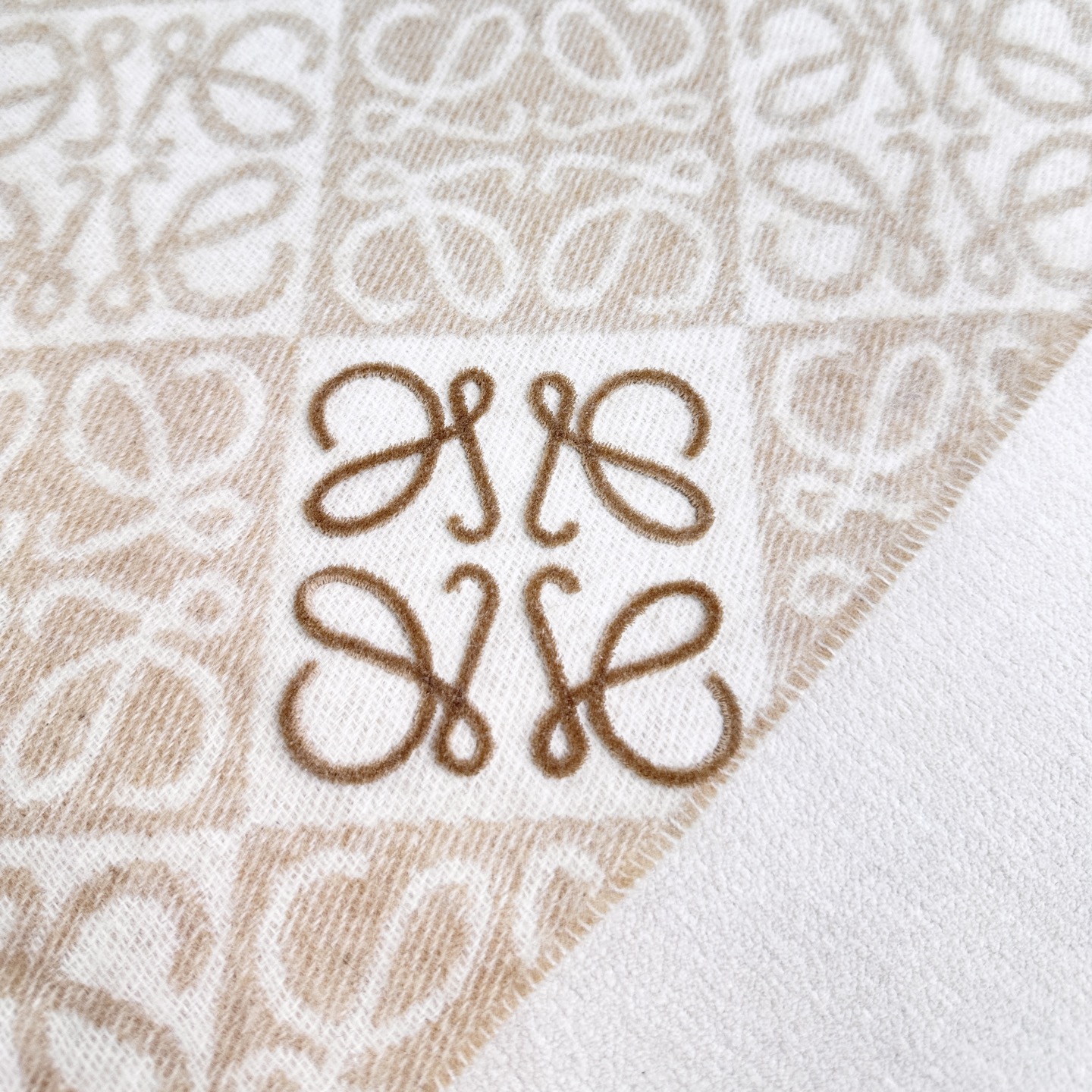 高品质五色到货！双吊版，手工缝标！ 火爆全网的 𝐋𝐨𝐞𝐰𝐞 ，原单品质！· - 双面Anagram 缇花