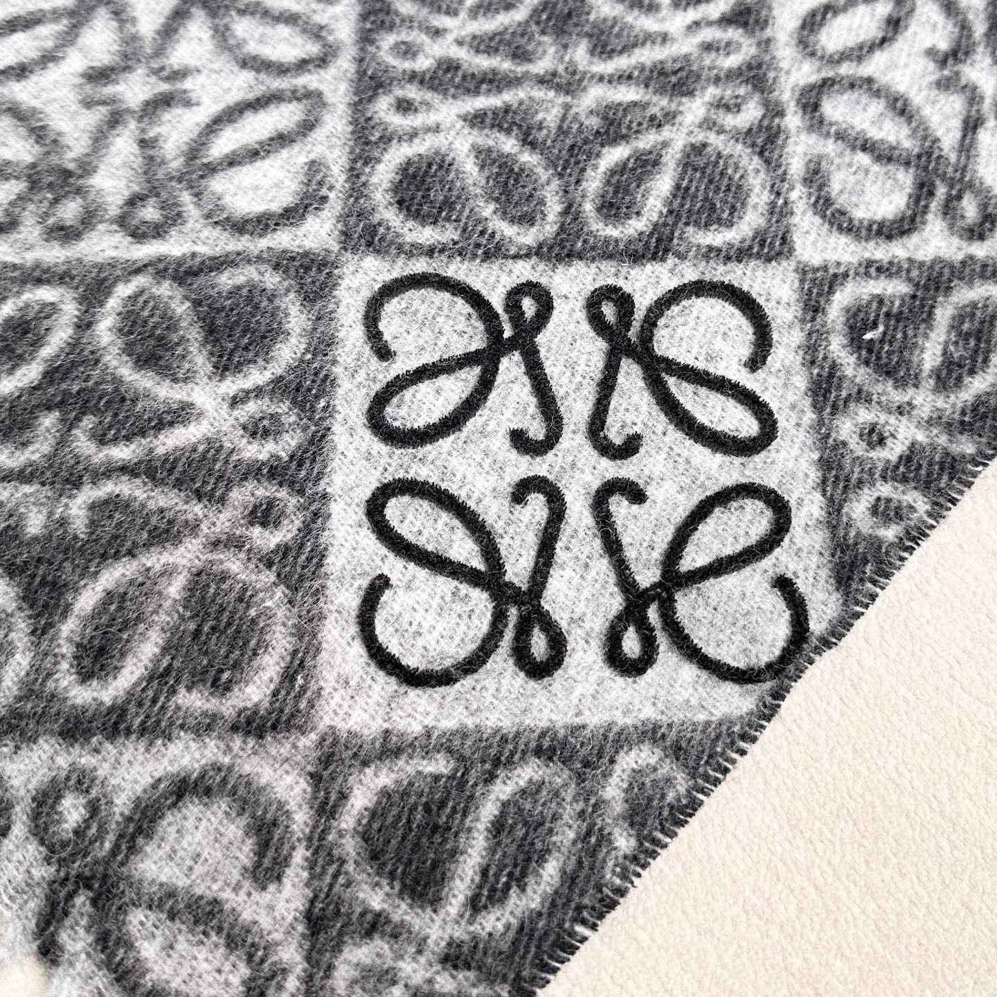 高品质五色到货！双吊版，手工缝标！ 火爆全网的 𝐋𝐨𝐞𝐰𝐞 ，原单品质！· - 双面Anagram 缇花