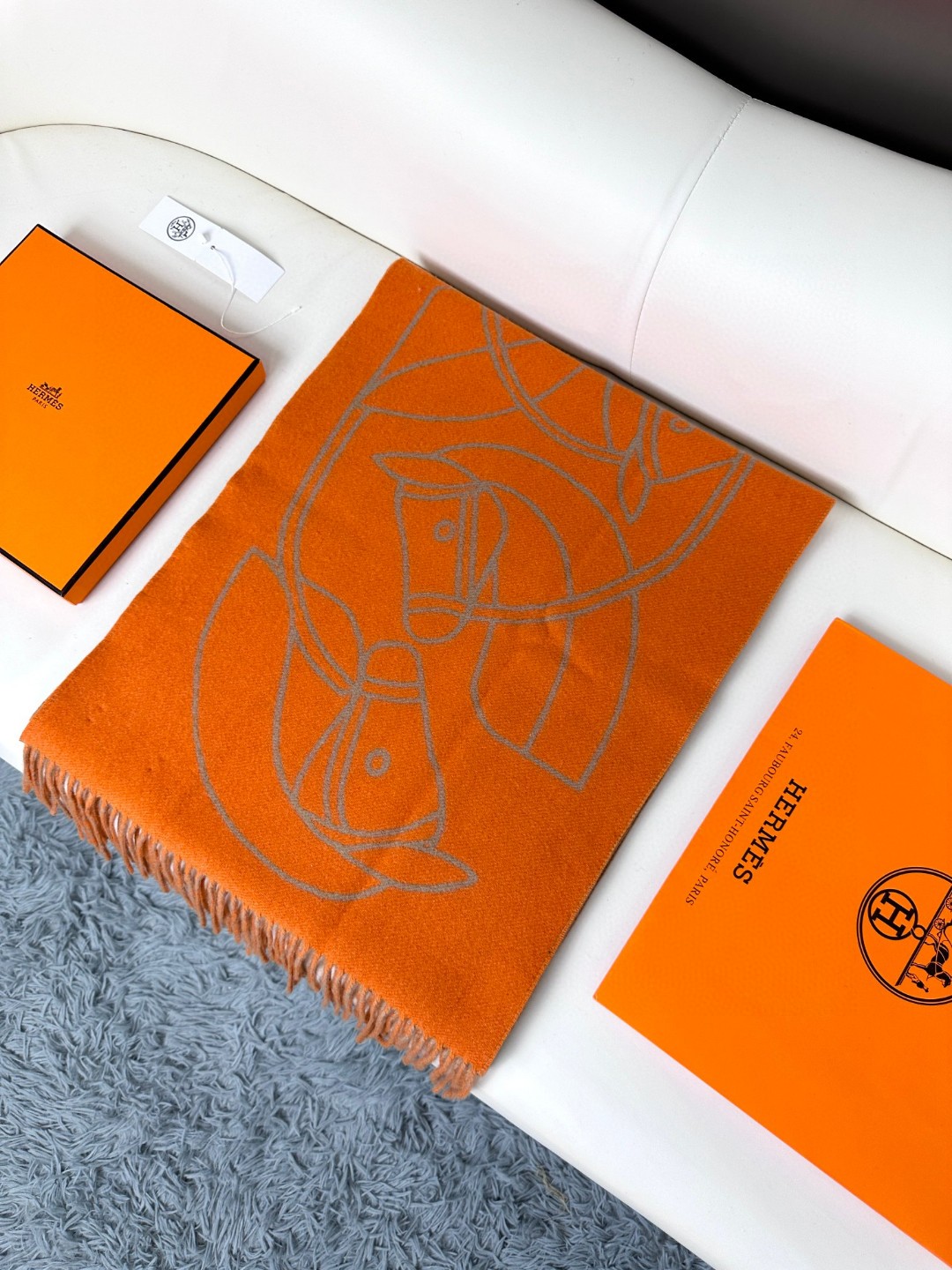 爱马仕新款 这款围巾采用细腻的撞色提花编织，呈现杰夫·麦克菲里奇（Geoff McFetridge）设计