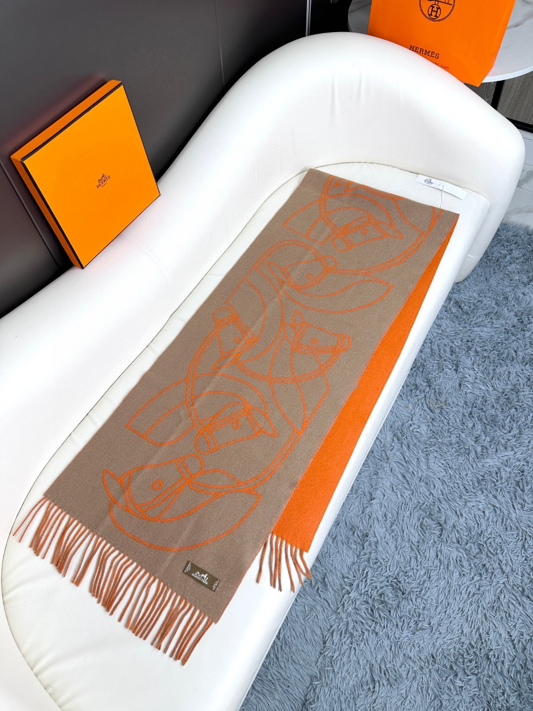 爱马仕新款 这款围巾采用细腻的撞色提花编织，呈现杰夫·麦克菲里奇（Geoff McFetridge）设计