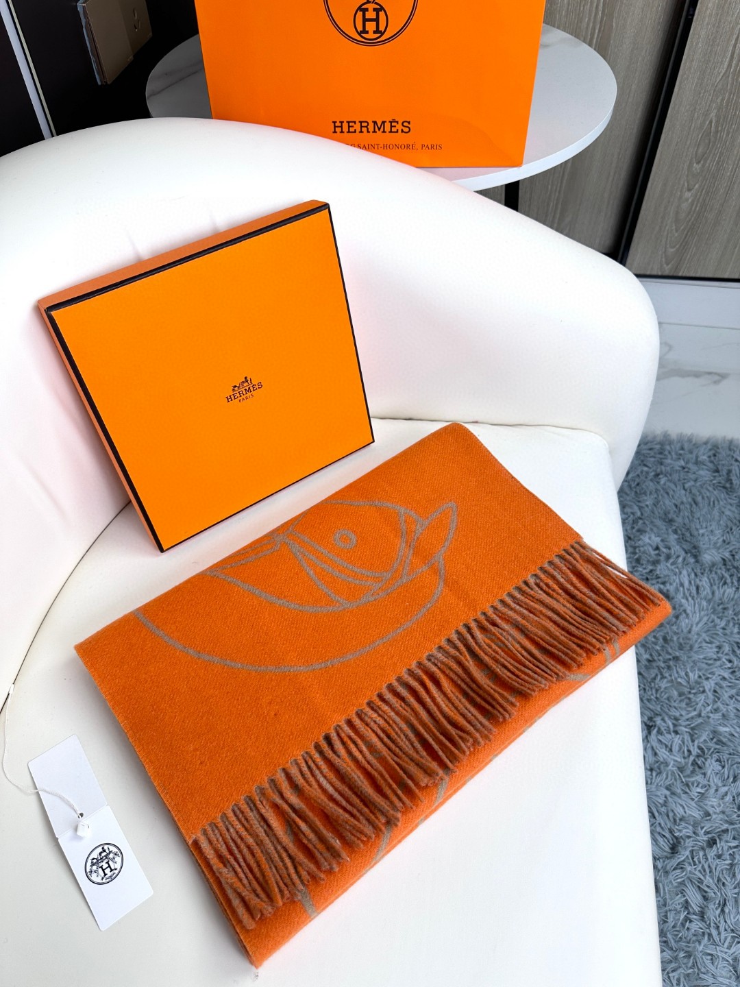 爱马仕新款 这款围巾采用细腻的撞色提花编织，呈现杰夫·麦克菲里奇（Geoff McFetridge）设计