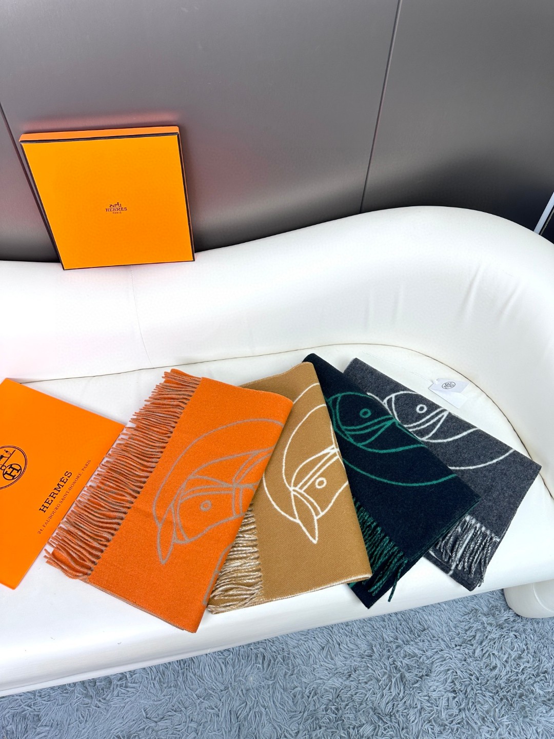 爱马仕新款 这款围巾采用细腻的撞色提花编织，呈现杰夫·麦克菲里奇（Geoff McFetridge）设计