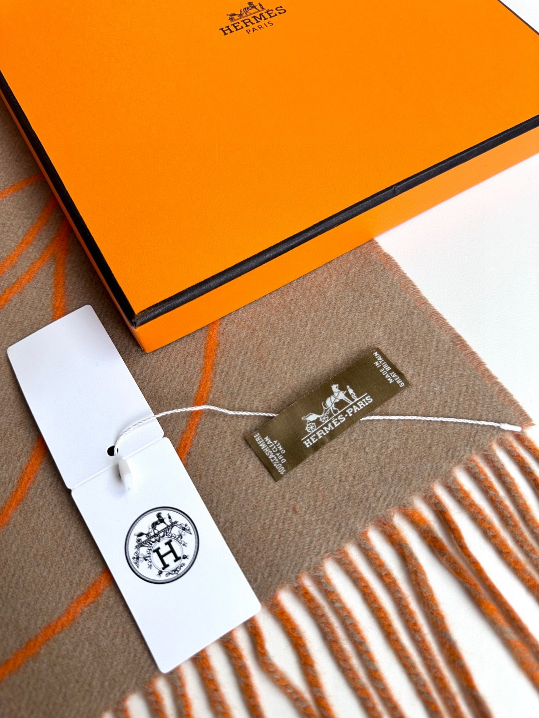 爱马仕新款 这款围巾采用细腻的撞色提花编织，呈现杰夫·麦克菲里奇（Geoff McFetridge）设计