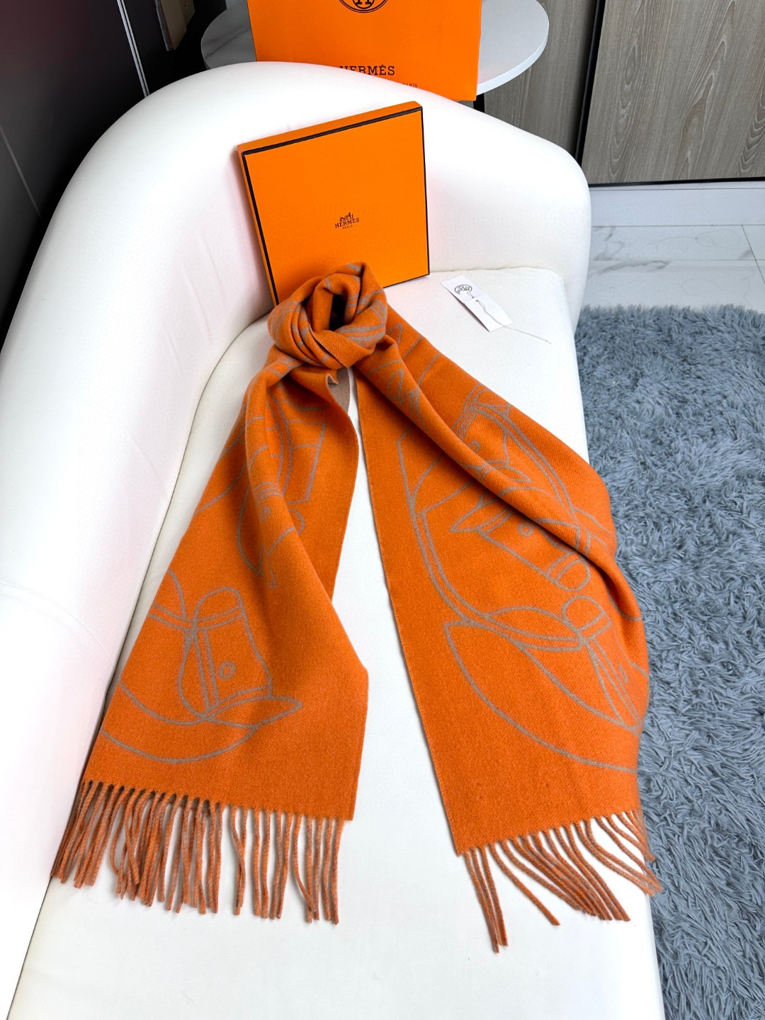 爱马仕新款 这款围巾采用细腻的撞色提花编织，呈现杰夫·麦克菲里奇（Geoff McFetridge）设计