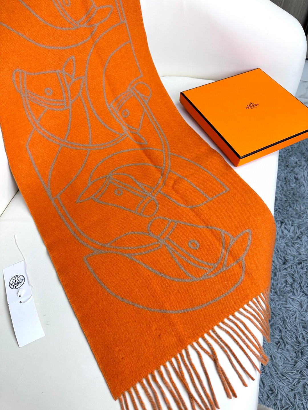 爱马仕新款 这款围巾采用细腻的撞色提花编织，呈现杰夫·麦克菲里奇（Geoff McFetridge）设计