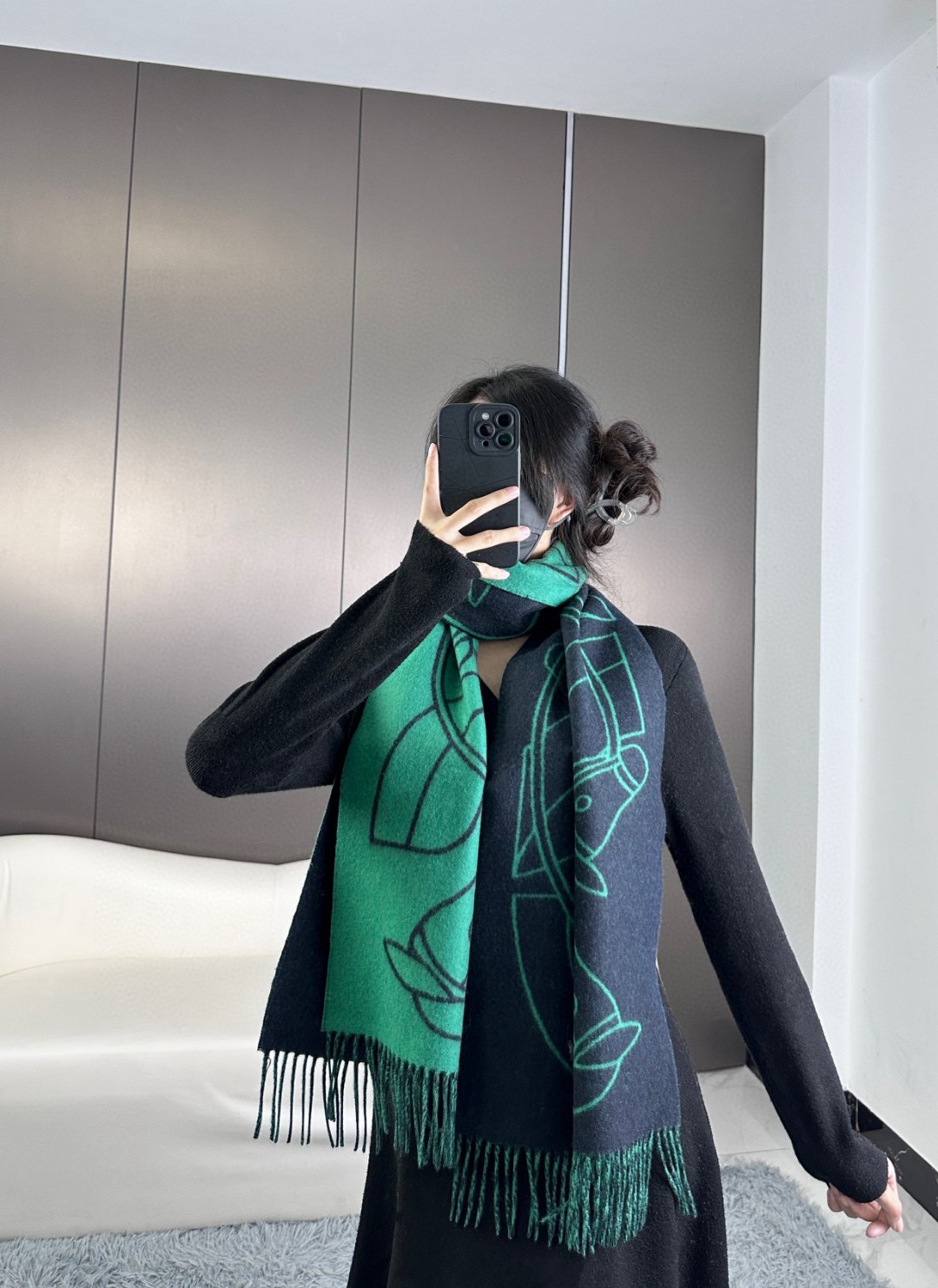 爱马仕新款 这款围巾采用细腻的撞色提花编织，呈现杰夫·麦克菲里奇（Geoff McFetridge）设计