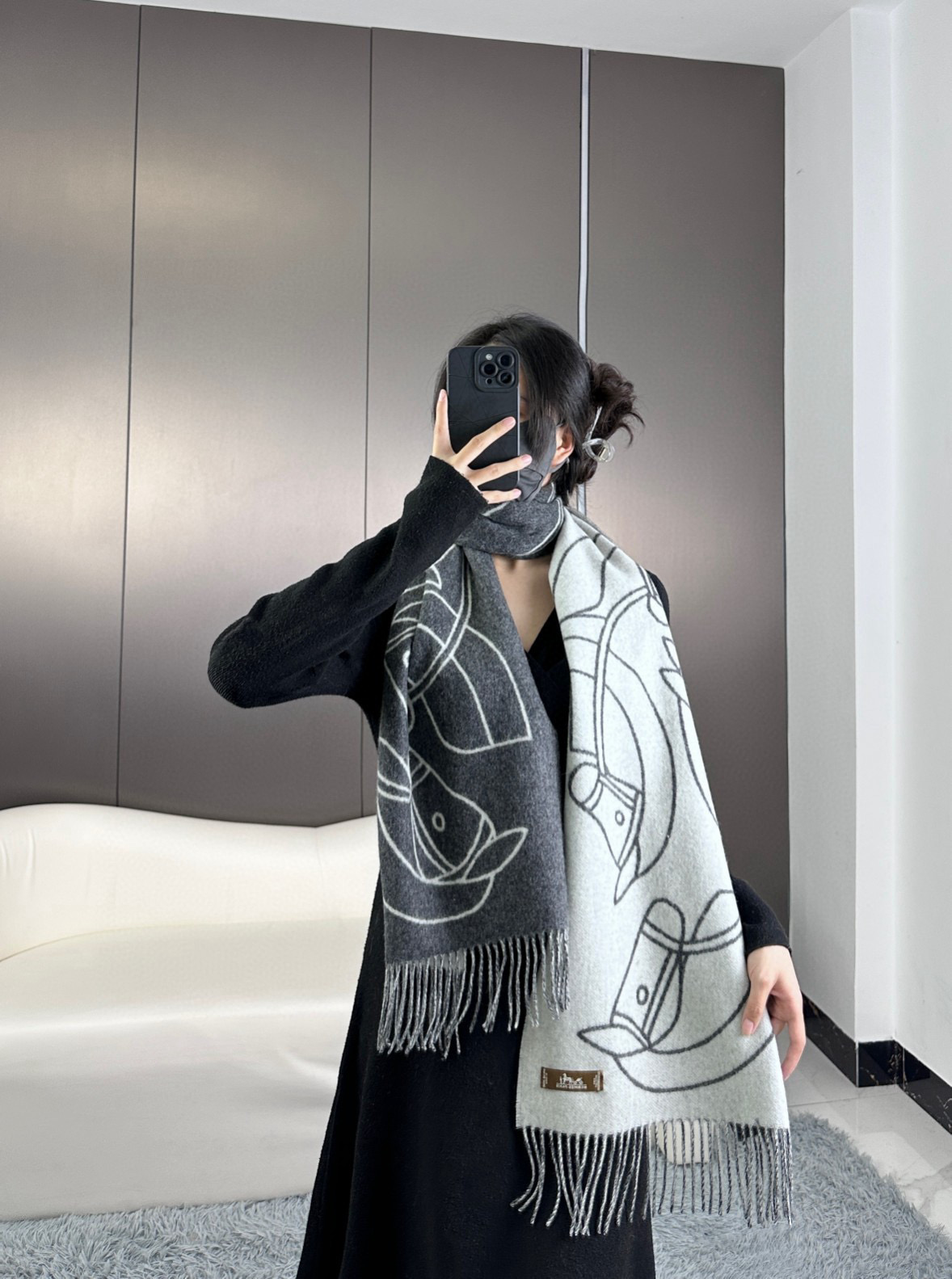 爱马仕新款 这款围巾采用细腻的撞色提花编织，呈现杰夫·麦克菲里奇（Geoff McFetridge）设计