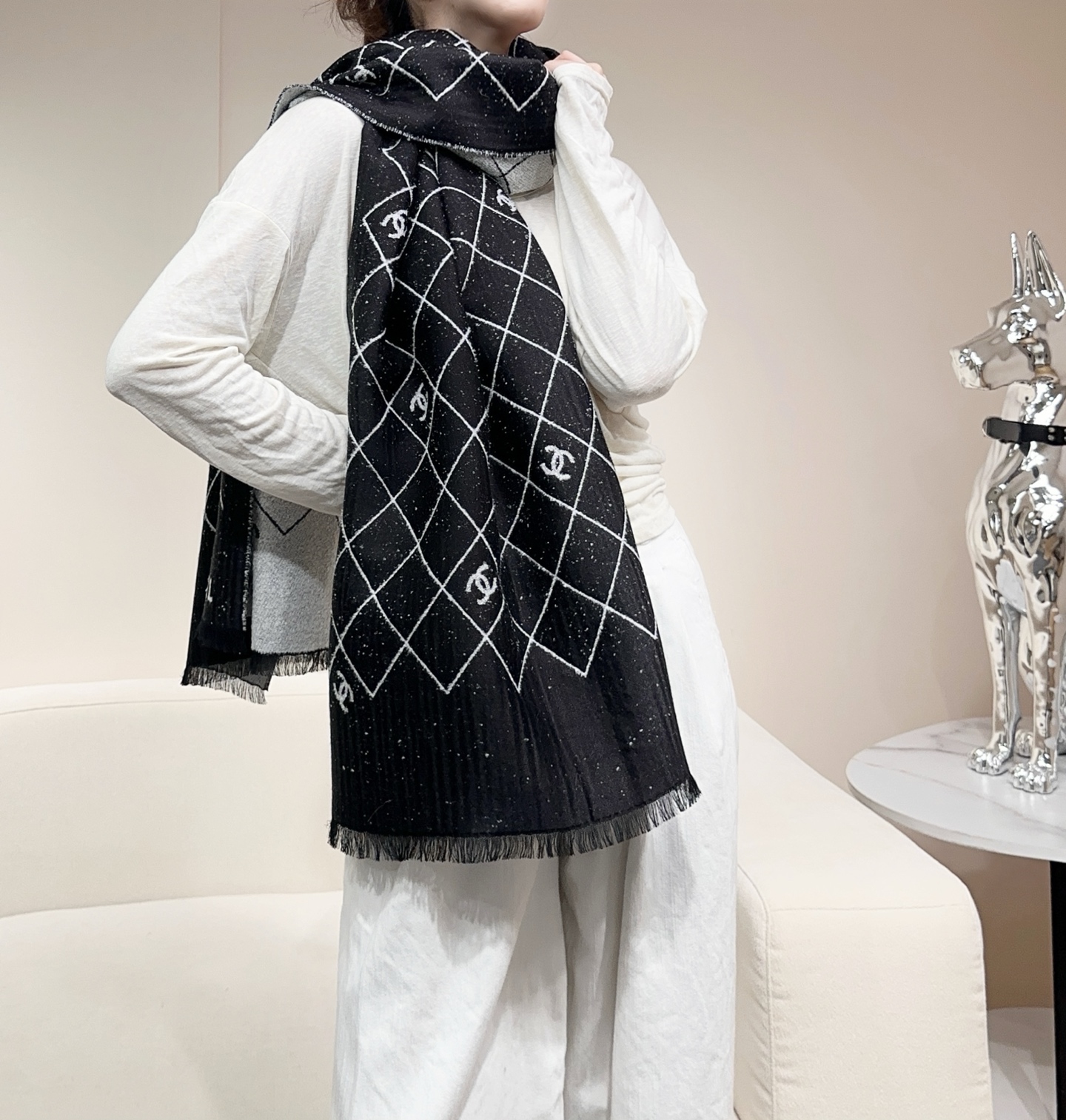 CHANEL 25A 爆款披肩！超美🫐全网都在抢！融合了经典菱格图案与双C Logo字母元素，采用双面提