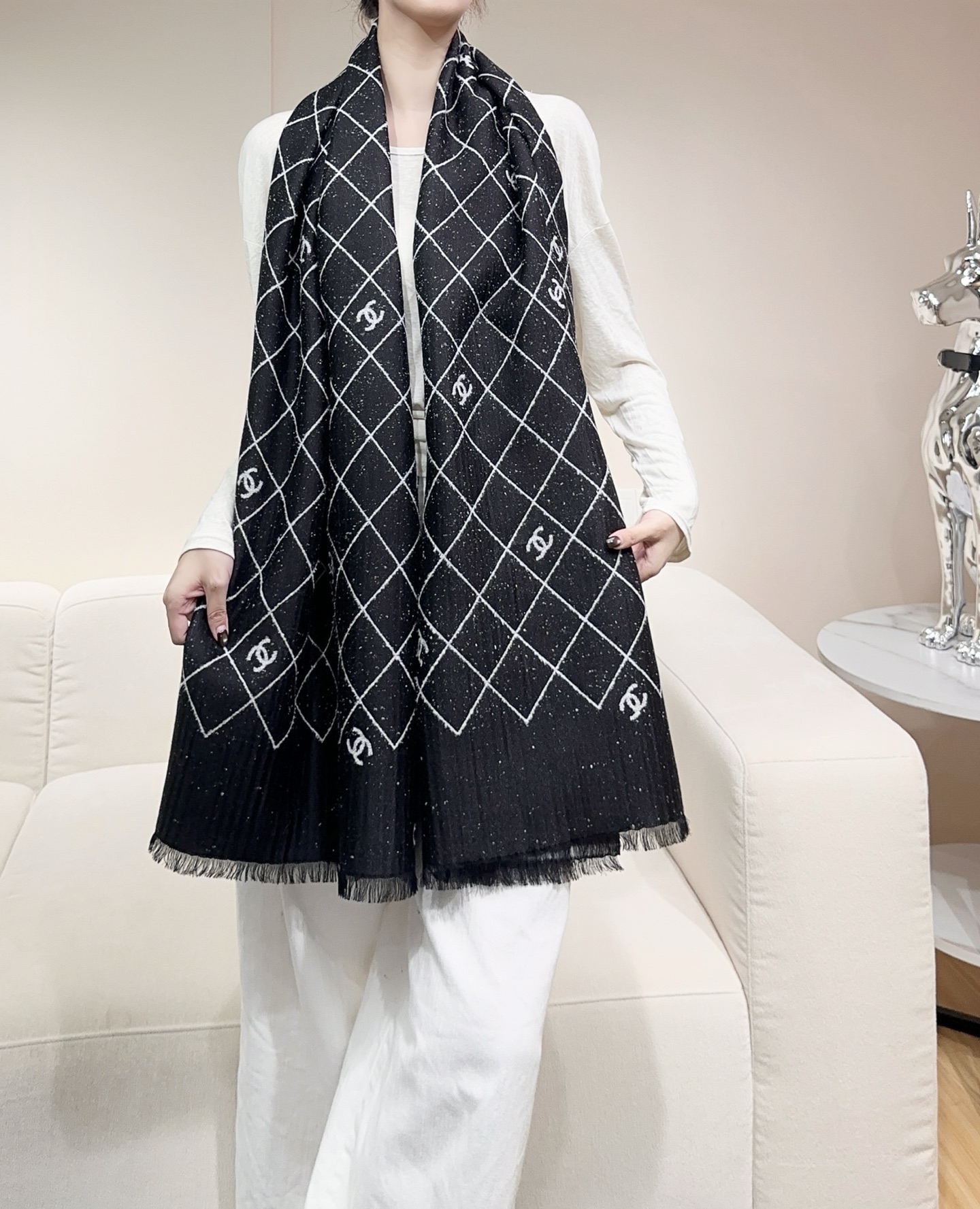 NO:729052,CHANEL 25A popular shawl!  Super beautiful and the whole internet is grabbing it!  It combines the classic rhombus pattern and double C Logo letter elements, uses double-sided jacquard technology, and has a black and gray color scheme that is high-end and versatile. It is a shawl-style scarf that is full of happiness when matched with both sides. In this season, whether you want to be noble and elegant, or casual and fashionable, it can completely satisfy you and take you on a fragrance journey!  Size: 195x70cm Ingredients: 95 sheep wool, 5 polyamide high version scarf, high version scarf, chanel, shawls19860909CHANEL 25A 爆款披肩！超美全网都在抢！ 融合了经典菱格图案与双C Logo字母元素,采用双面提花工艺,黑灰配色高级百搭,两面随意搭配都是一款幸福感满满的披肩式围巾,在这个季节,无论想高贵优雅,还是休闲时尚它都可以完全满足你,带你开启香风之旅！ 尺寸:195x70cm 成份:95绵羊毛,5 聚酰胺高版本围巾,高版本围巾,chanel,shawls,scarf