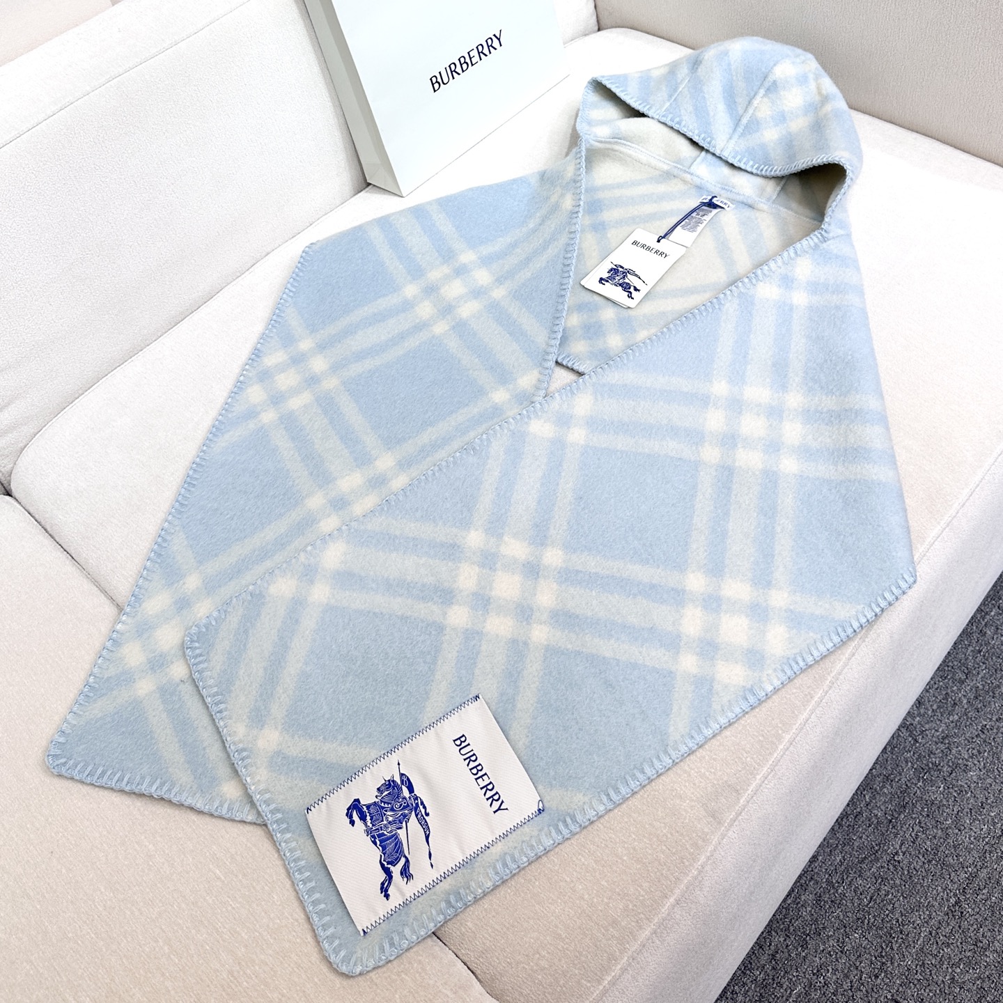 𝐁𝐮𝐫𝐛𝐞𝐫𝐫𝐲 • 2025《格纹连帽围巾》Size：195x30cm 100%绵羊毛经典格纹～干练气