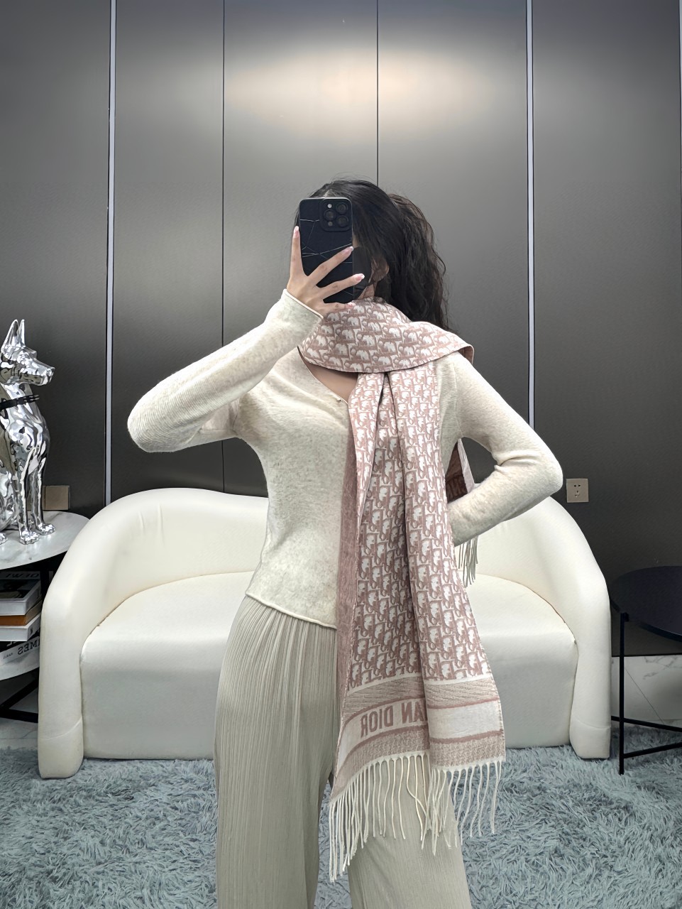 🌾 Dior最新颜色到付 · 这款 Oblique 印花围巾重新诠释 Dior 经典标识，彰显现代精神。