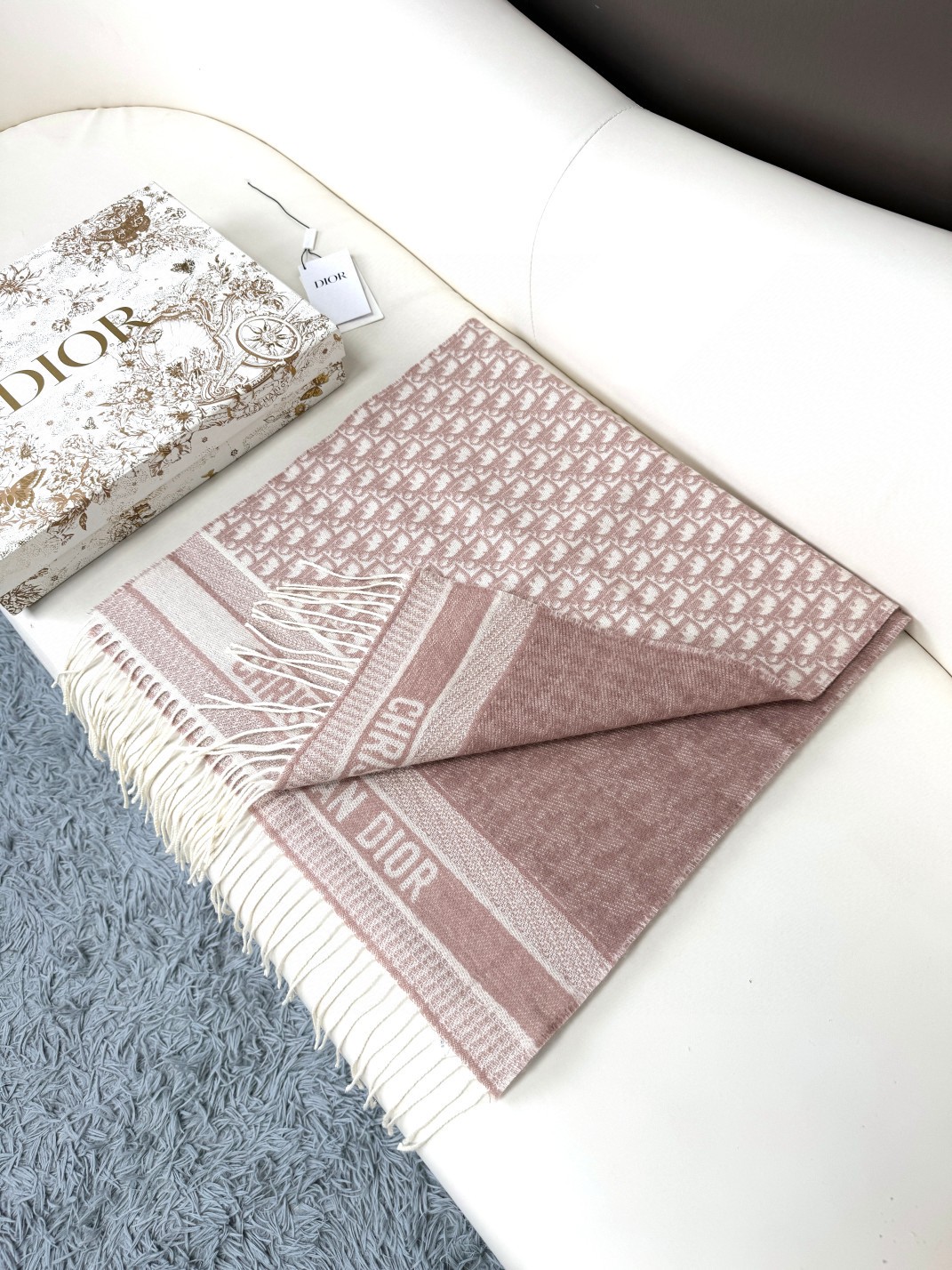 🌾 Dior最新颜色到付 · 这款 Oblique 印花围巾重新诠释 Dior 经典标识，彰显现代精神。