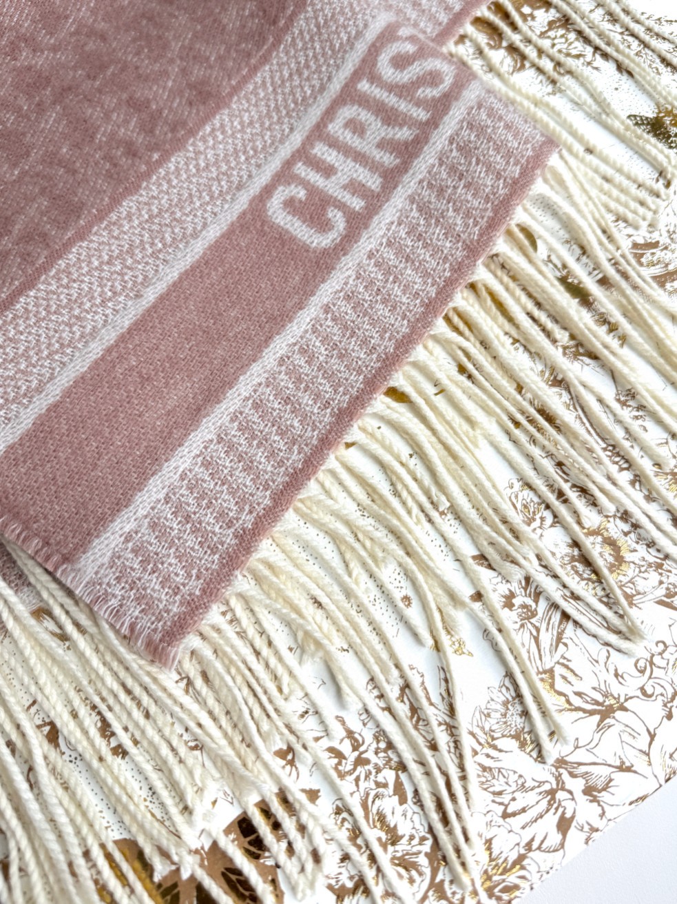 🌾 Dior最新颜色到付 · 这款 Oblique 印花围巾重新诠释 Dior 经典标识，彰显现代精神。