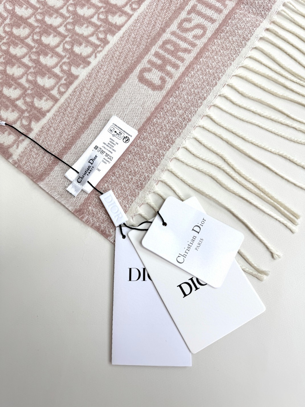 🌾 Dior最新颜色到付 · 这款 Oblique 印花围巾重新诠释 Dior 经典标识，彰显现代精神。