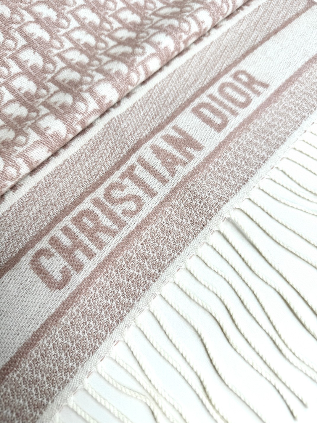 🌾 Dior最新颜色到付 · 这款 Oblique 印花围巾重新诠释 Dior 经典标识，彰显现代精神。