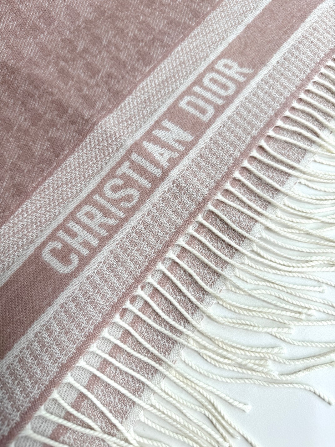 🌾 Dior最新颜色到付 · 这款 Oblique 印花围巾重新诠释 Dior 经典标识，彰显现代精神。