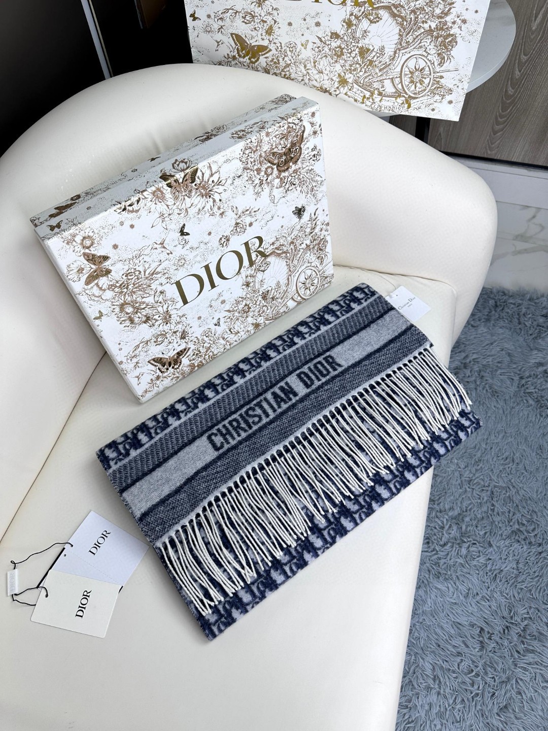 🌾Dior最新款 · 这款 Oblique 印花围巾重新诠释 Dior 经典标识，彰显现代精神。采用海军