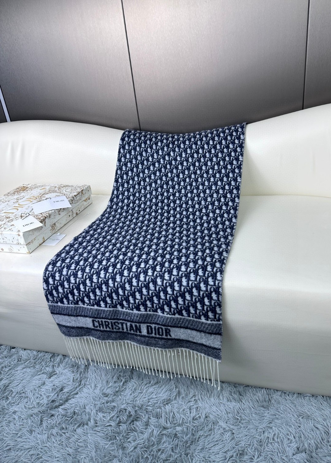 🌾Dior最新款 · 这款 Oblique 印花围巾重新诠释 Dior 经典标识，彰显现代精神。采用海军