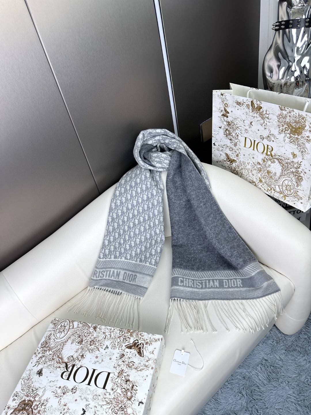 🌾Dior最新款 · 这款 Oblique 印花围巾重新诠释 Dior 经典标识，彰显现代精神。采用海军