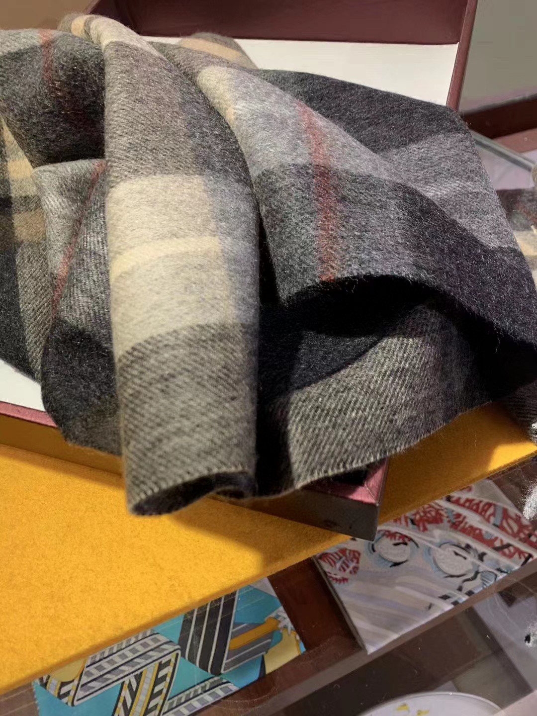 【帅气绅士有型No.1✓❗️】▪️怒赞推荐‼️高端男士款~超级无敌软糯的深度水波纹男士纯羊绒围巾！设计真