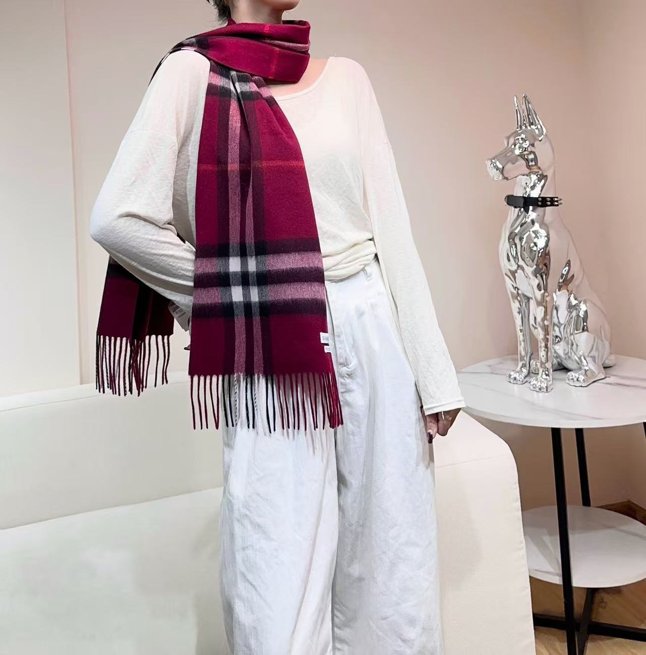 高品质新标到货！𝐁𝐔𝐑𝐁𝐄𝐑𝐑𝐘 经典入门级爆款，经典的格纹元素永垂不朽_简单大方男女都能佩戴_一条永不