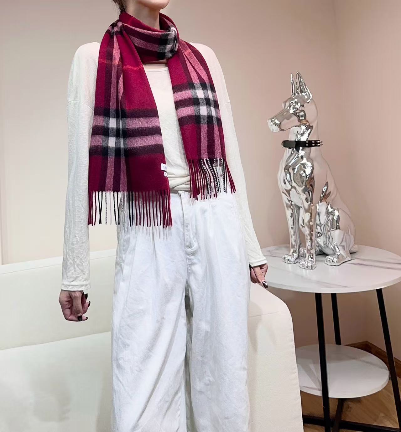 高品质新标到货！𝐁𝐔𝐑𝐁𝐄𝐑𝐑𝐘 经典入门级爆款，经典的格纹元素永垂不朽_简单大方男女都能佩戴_一条永不