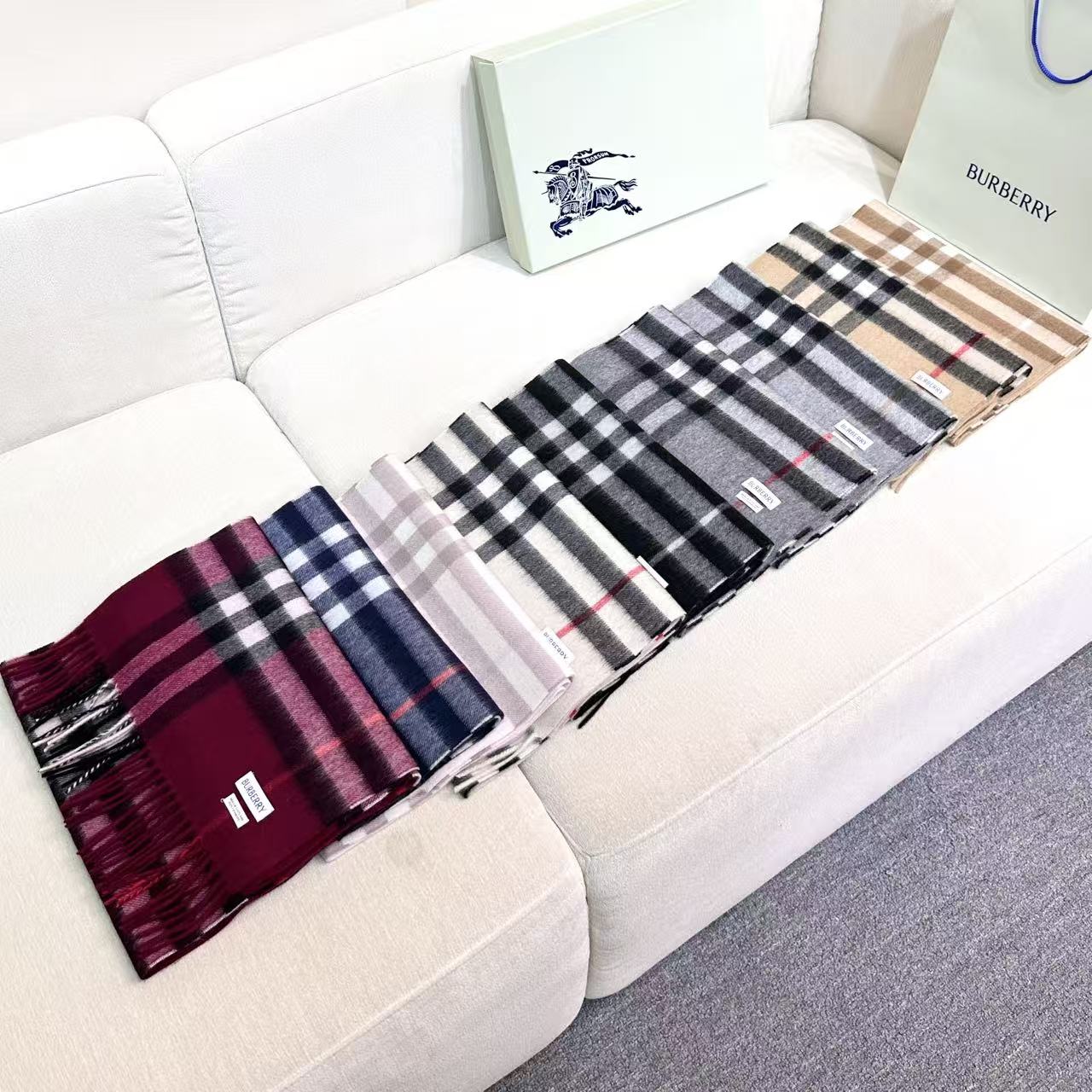 高品质新标到货！𝐁𝐔𝐑𝐁𝐄𝐑𝐑𝐘 经典入门级爆款，经典的格纹元素永垂不朽_简单大方男女都能佩戴_一条永不