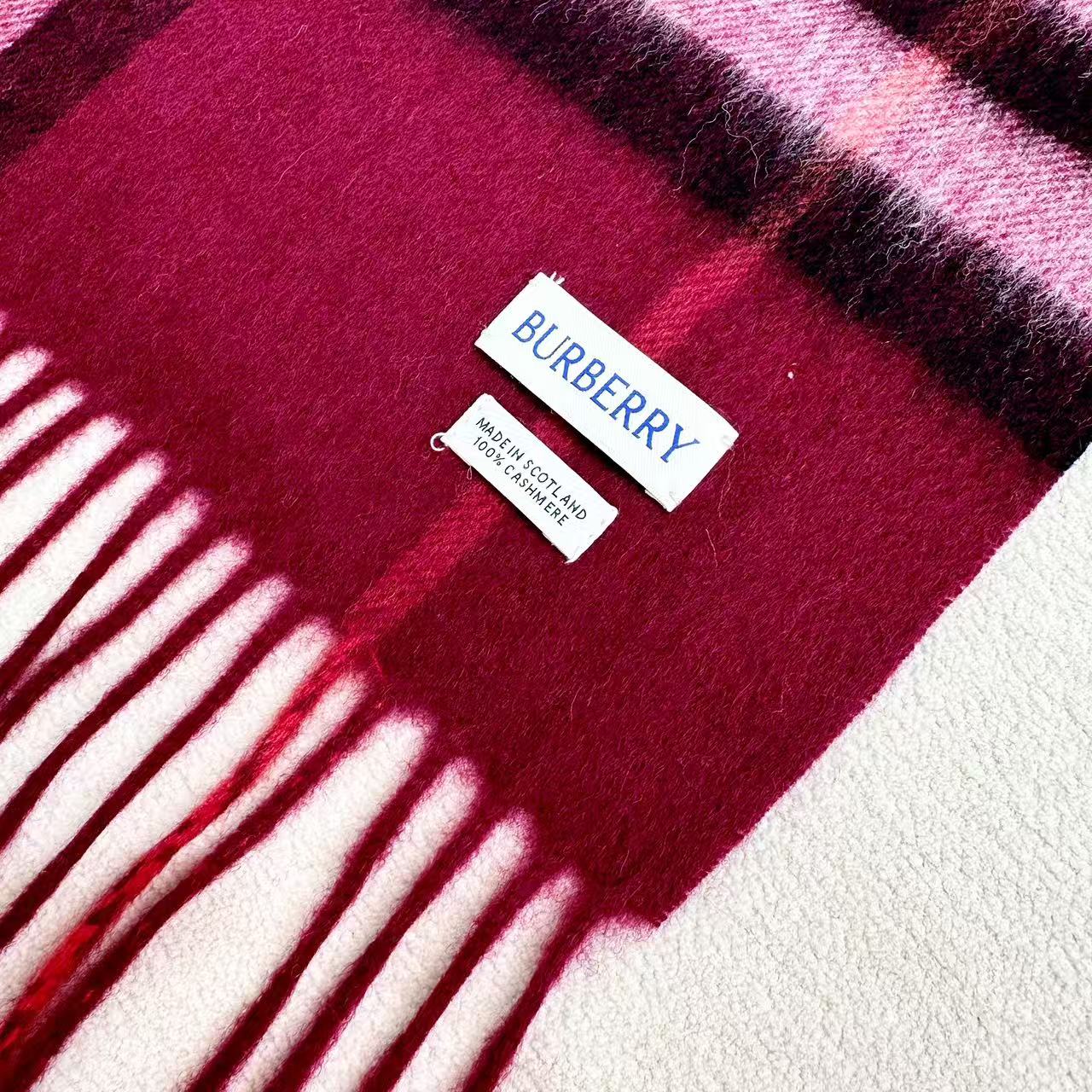 高品质新标到货！𝐁𝐔𝐑𝐁𝐄𝐑𝐑𝐘 经典入门级爆款，经典的格纹元素永垂不朽_简单大方男女都能佩戴_一条永不