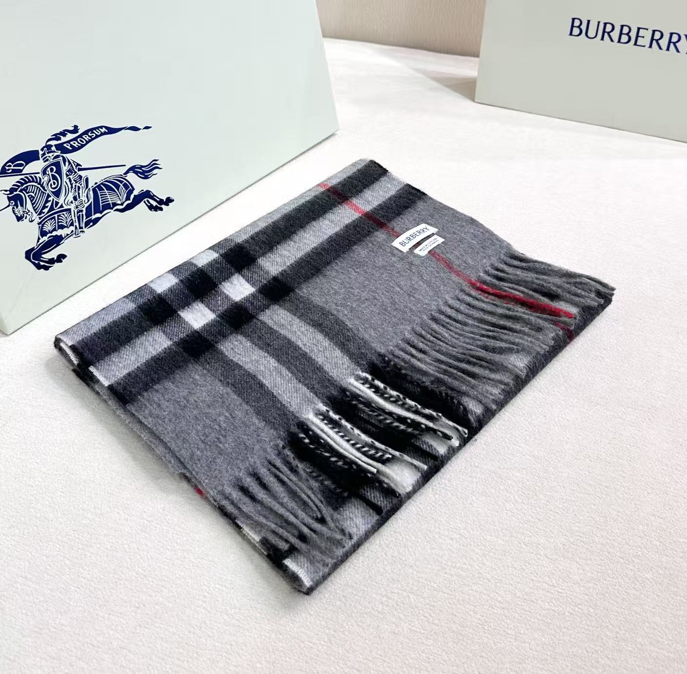 高品质新标到货！𝐁𝐔𝐑𝐁𝐄𝐑𝐑𝐘 经典入门级爆款，经典的格纹元素永垂不朽_简单大方男女都能佩戴_一条永不