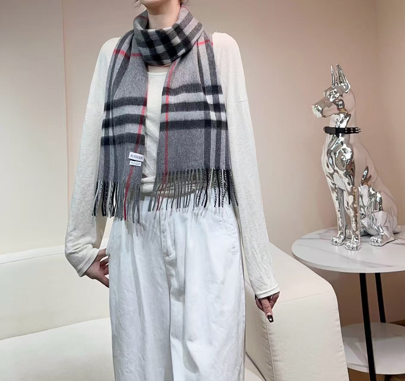 高品质新标到货！𝐁𝐔𝐑𝐁𝐄𝐑𝐑𝐘 经典入门级爆款，经典的格纹元素永垂不朽_简单大方男女都能佩戴_一条永不