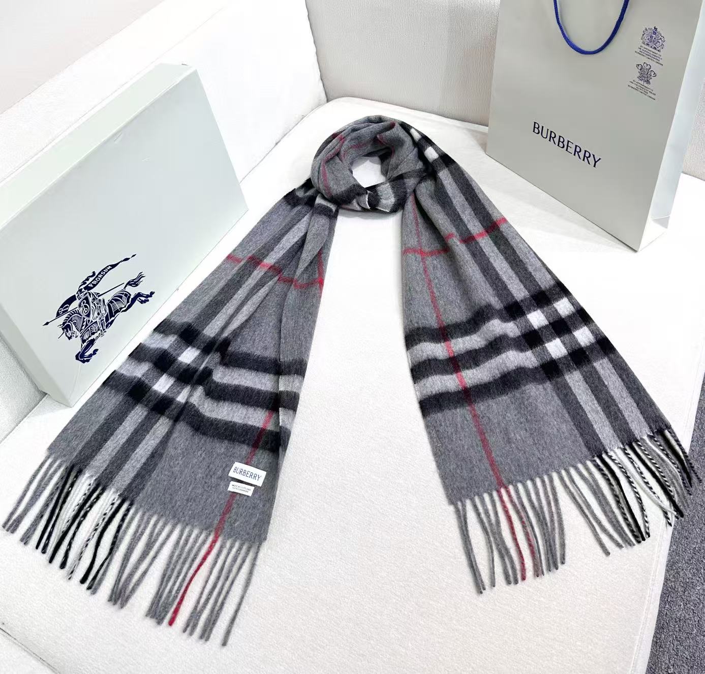 高品质新标到货！𝐁𝐔𝐑𝐁𝐄𝐑𝐑𝐘 经典入门级爆款，经典的格纹元素永垂不朽_简单大方男女都能佩戴_一条永不