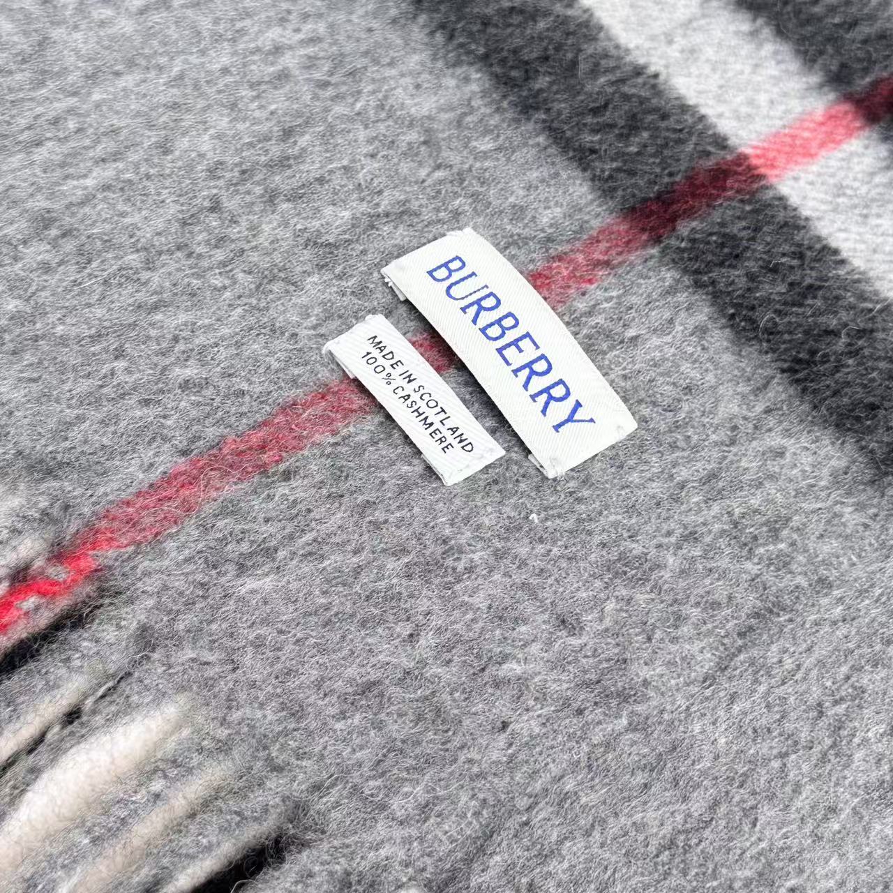 高品质新标到货！𝐁𝐔𝐑𝐁𝐄𝐑𝐑𝐘 经典入门级爆款，经典的格纹元素永垂不朽_简单大方男女都能佩戴_一条永不