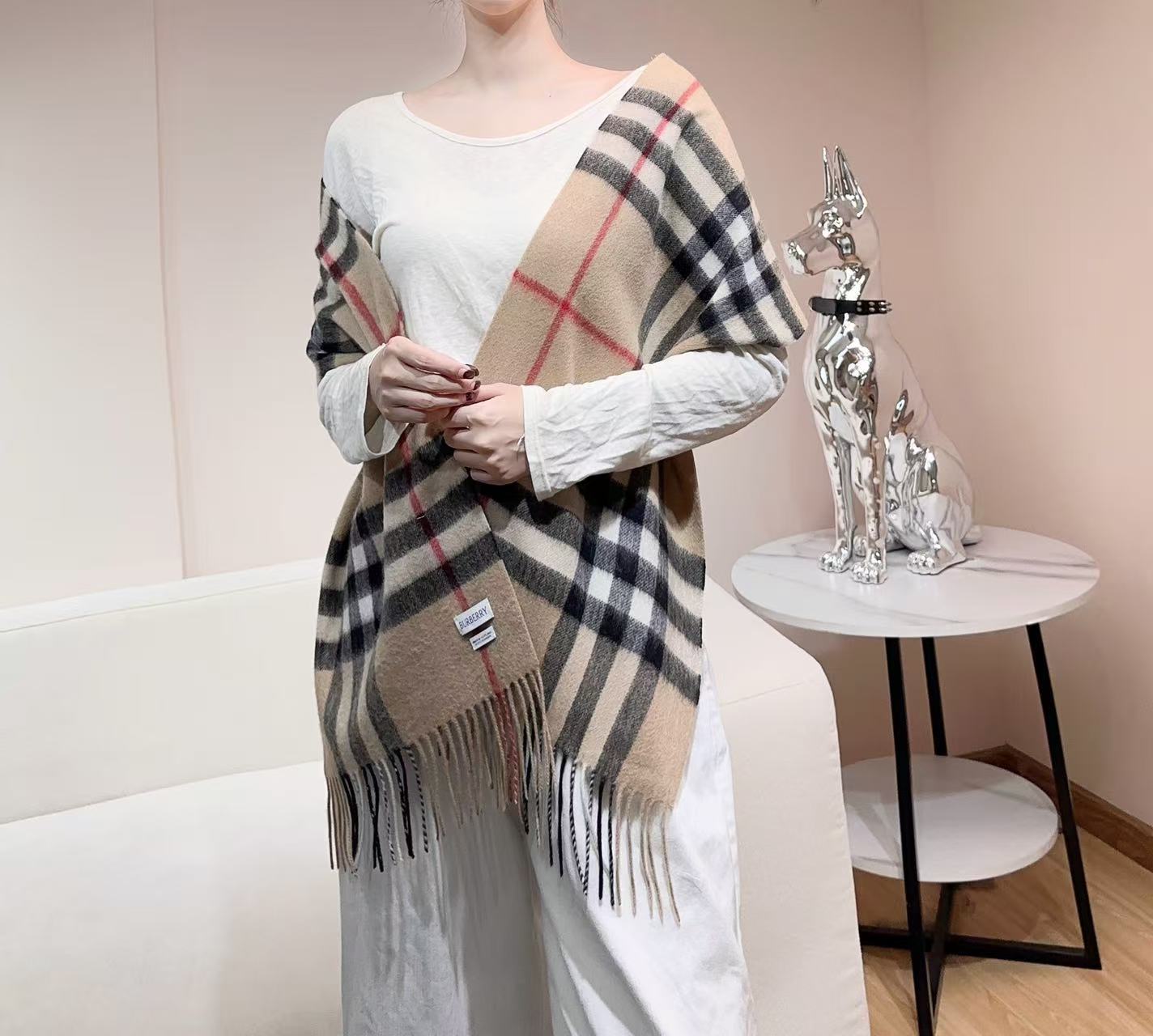 高品质新标到货！𝐁𝐔𝐑𝐁𝐄𝐑𝐑𝐘 经典入门级爆款，经典的格纹元素永垂不朽_简单大方男女都能佩戴_一条永不