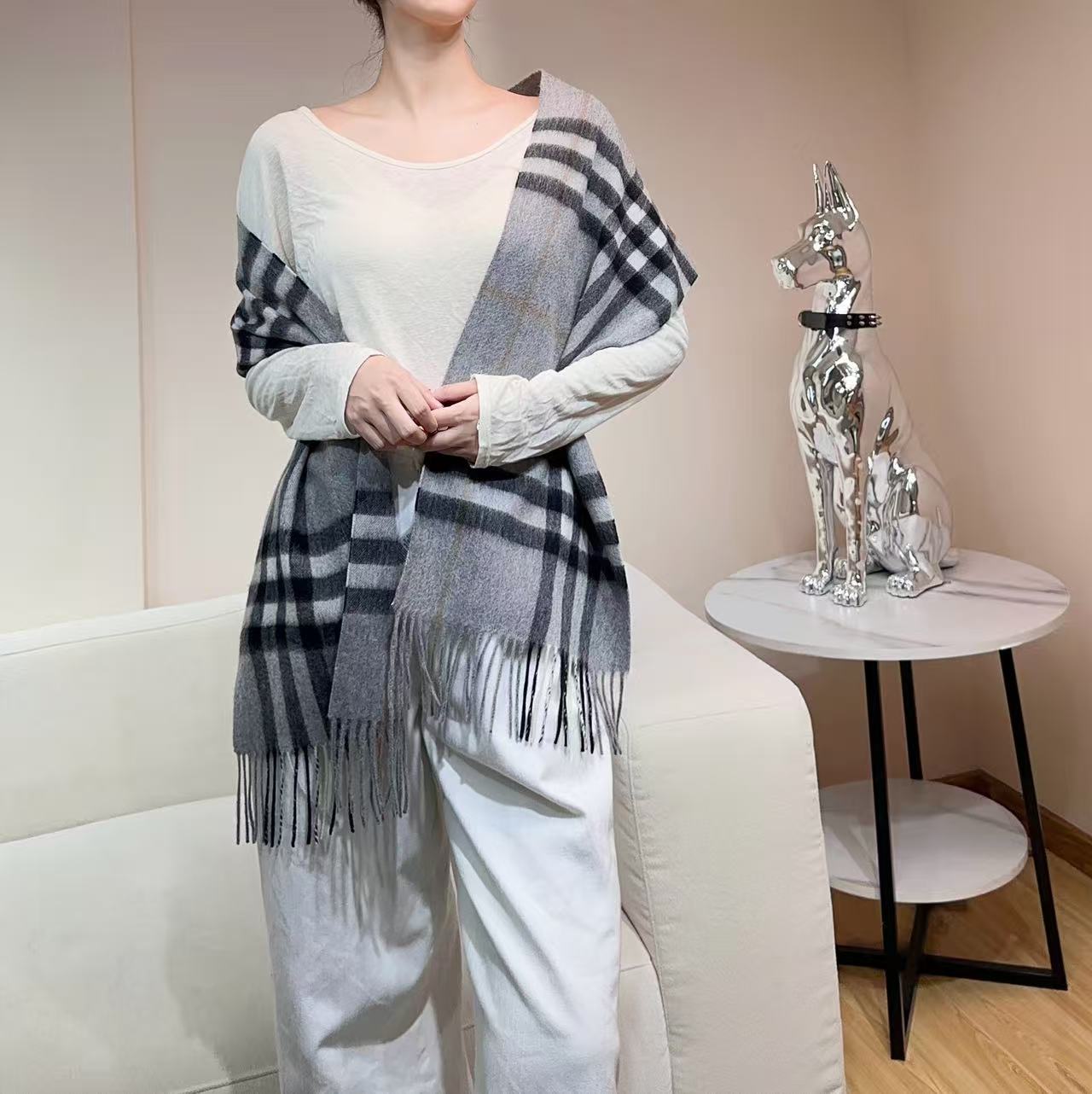 高品质新标到货！𝐁𝐔𝐑𝐁𝐄𝐑𝐑𝐘 经典入门级爆款，经典的格纹元素永垂不朽_简单大方男女都能佩戴_一条永不