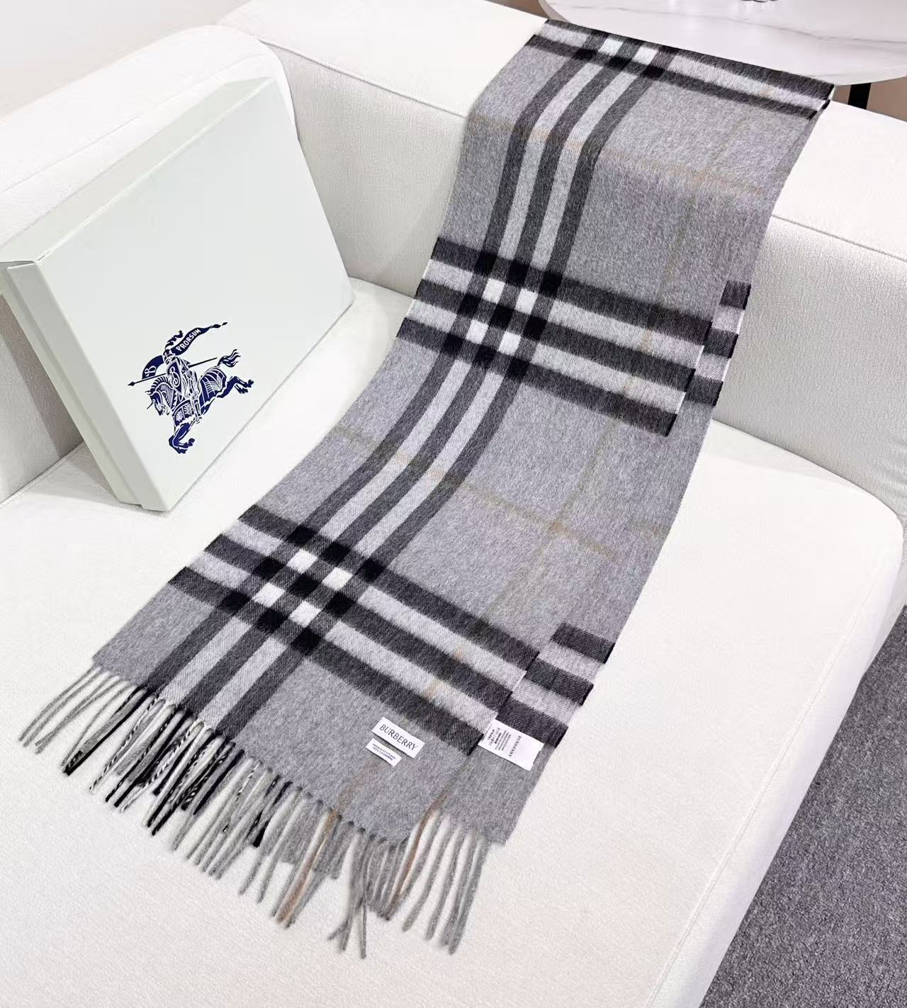 高品质新标到货！𝐁𝐔𝐑𝐁𝐄𝐑𝐑𝐘 经典入门级爆款，经典的格纹元素永垂不朽_简单大方男女都能佩戴_一条永不