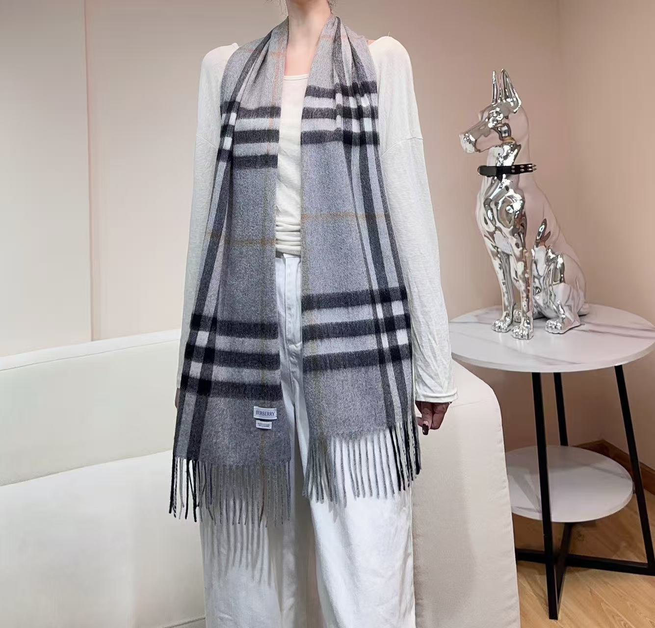 高品质新标到货！𝐁𝐔𝐑𝐁𝐄𝐑𝐑𝐘 经典入门级爆款，经典的格纹元素永垂不朽_简单大方男女都能佩戴_一条永不