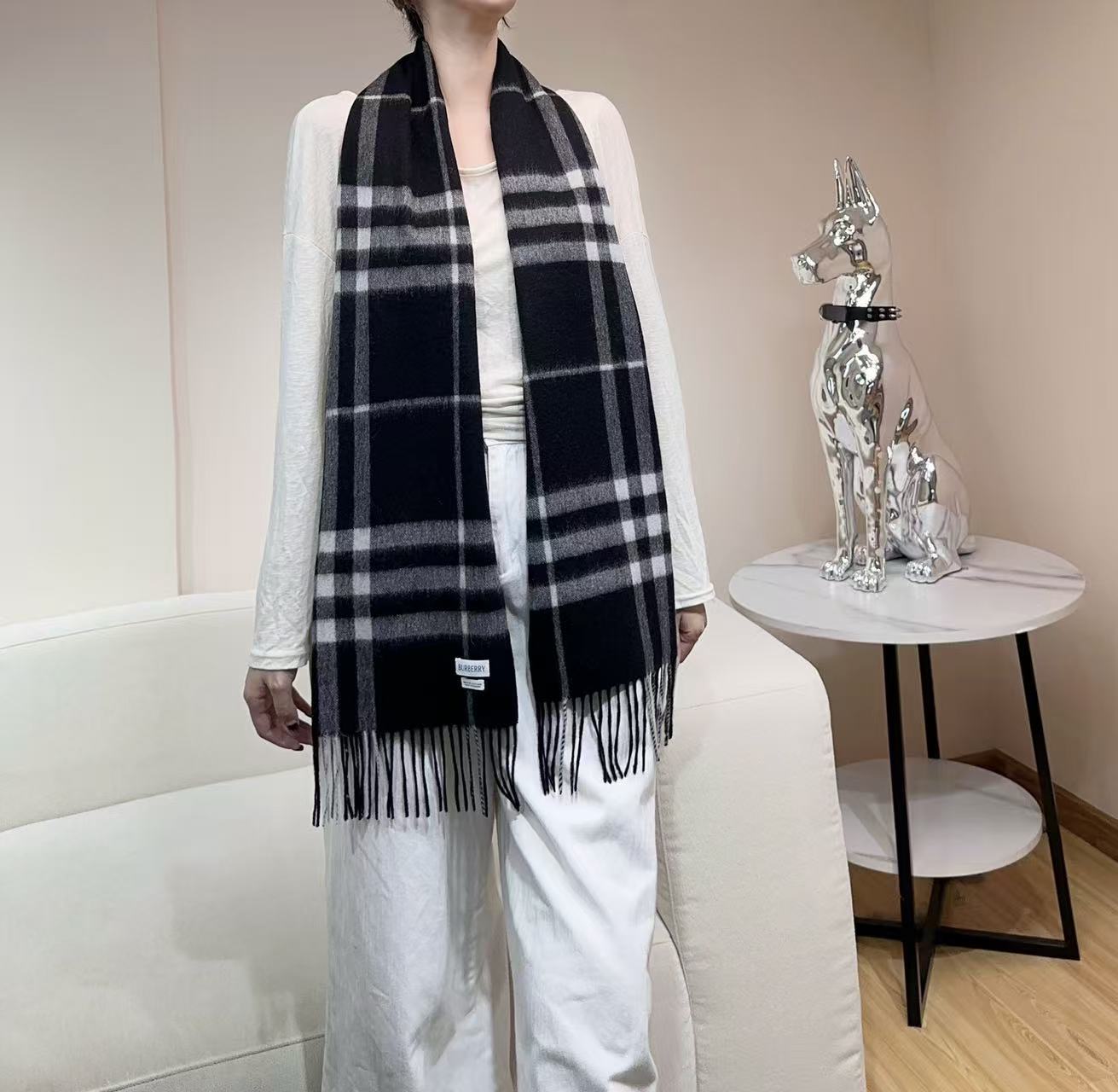 高品质新标到货！𝐁𝐔𝐑𝐁𝐄𝐑𝐑𝐘 经典入门级爆款，经典的格纹元素永垂不朽_简单大方男女都能佩戴_一条永不