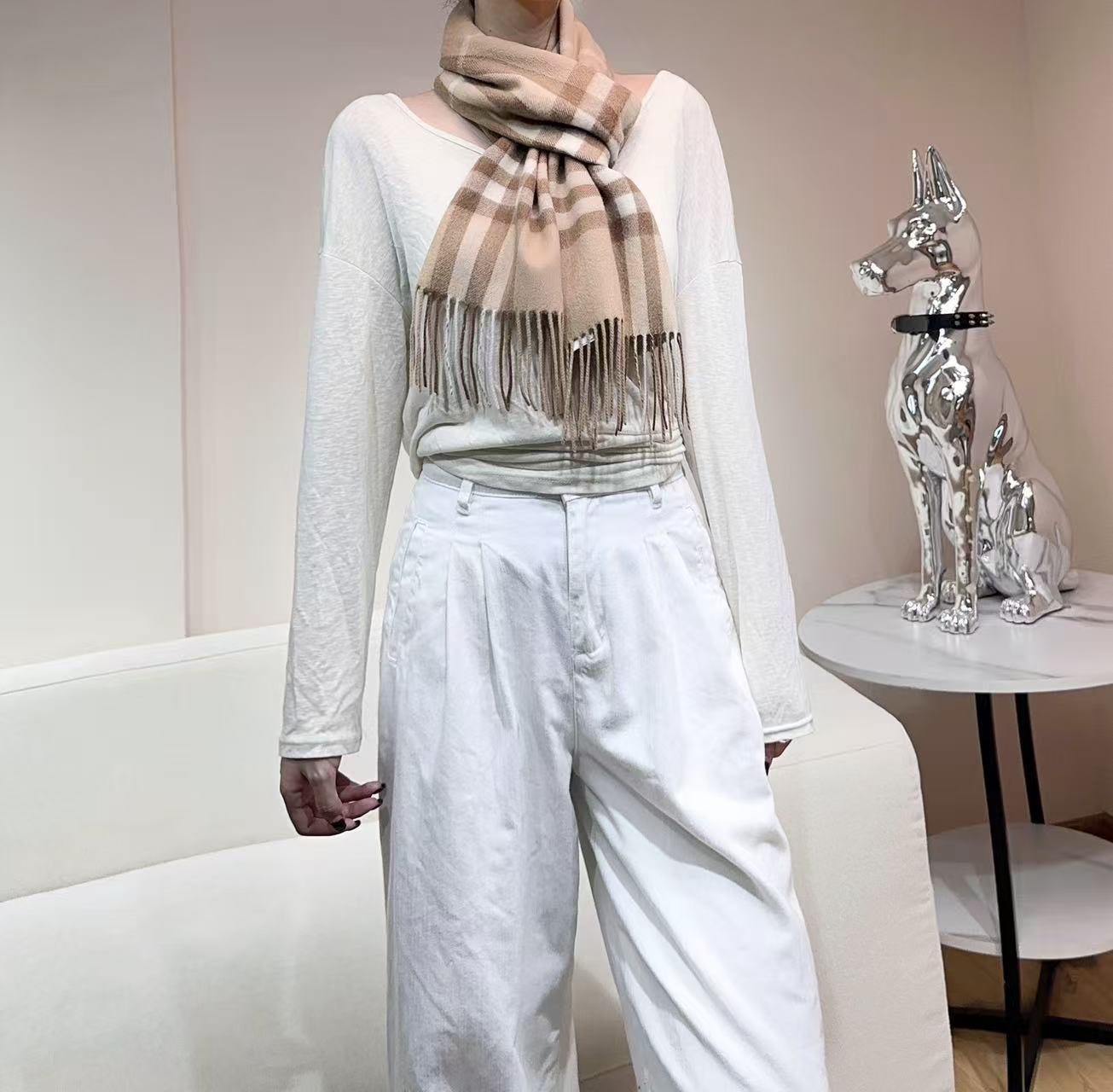 高品质新标到货！𝐁𝐔𝐑𝐁𝐄𝐑𝐑𝐘 经典入门级爆款，经典的格纹元素永垂不朽_简单大方男女都能佩戴_一条永不