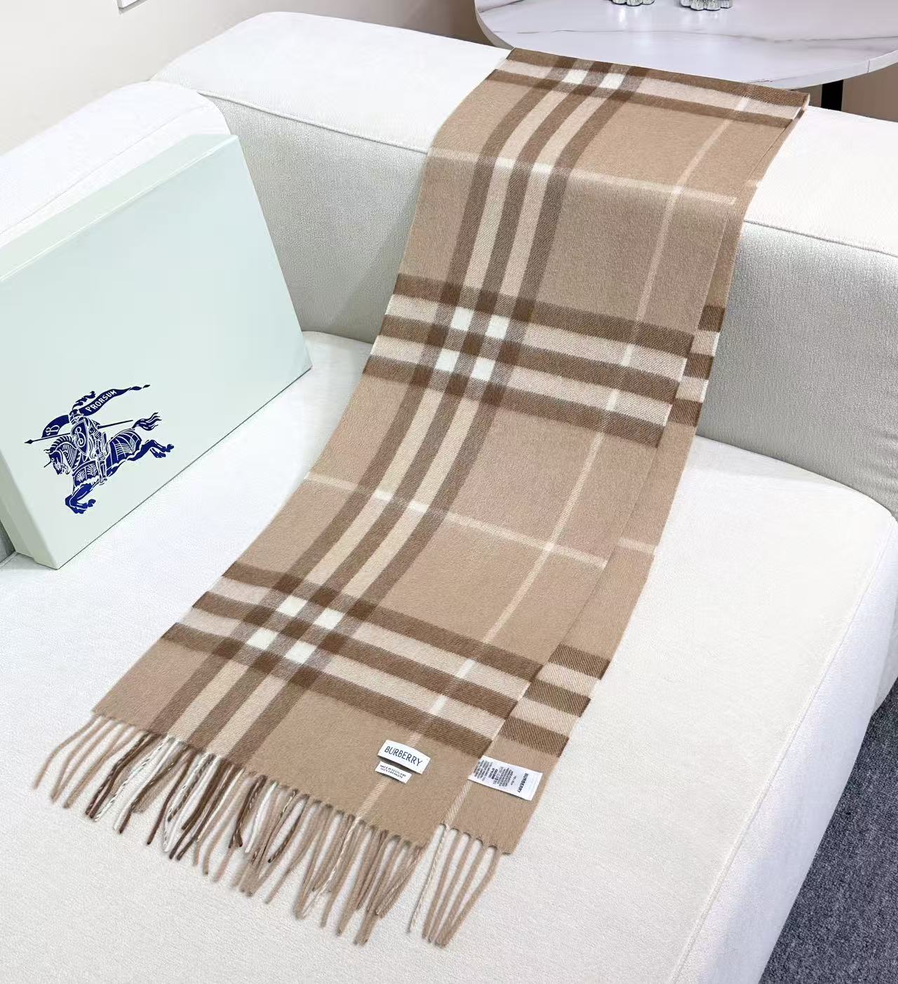 高品质新标到货！𝐁𝐔𝐑𝐁𝐄𝐑𝐑𝐘 经典入门级爆款，经典的格纹元素永垂不朽_简单大方男女都能佩戴_一条永不