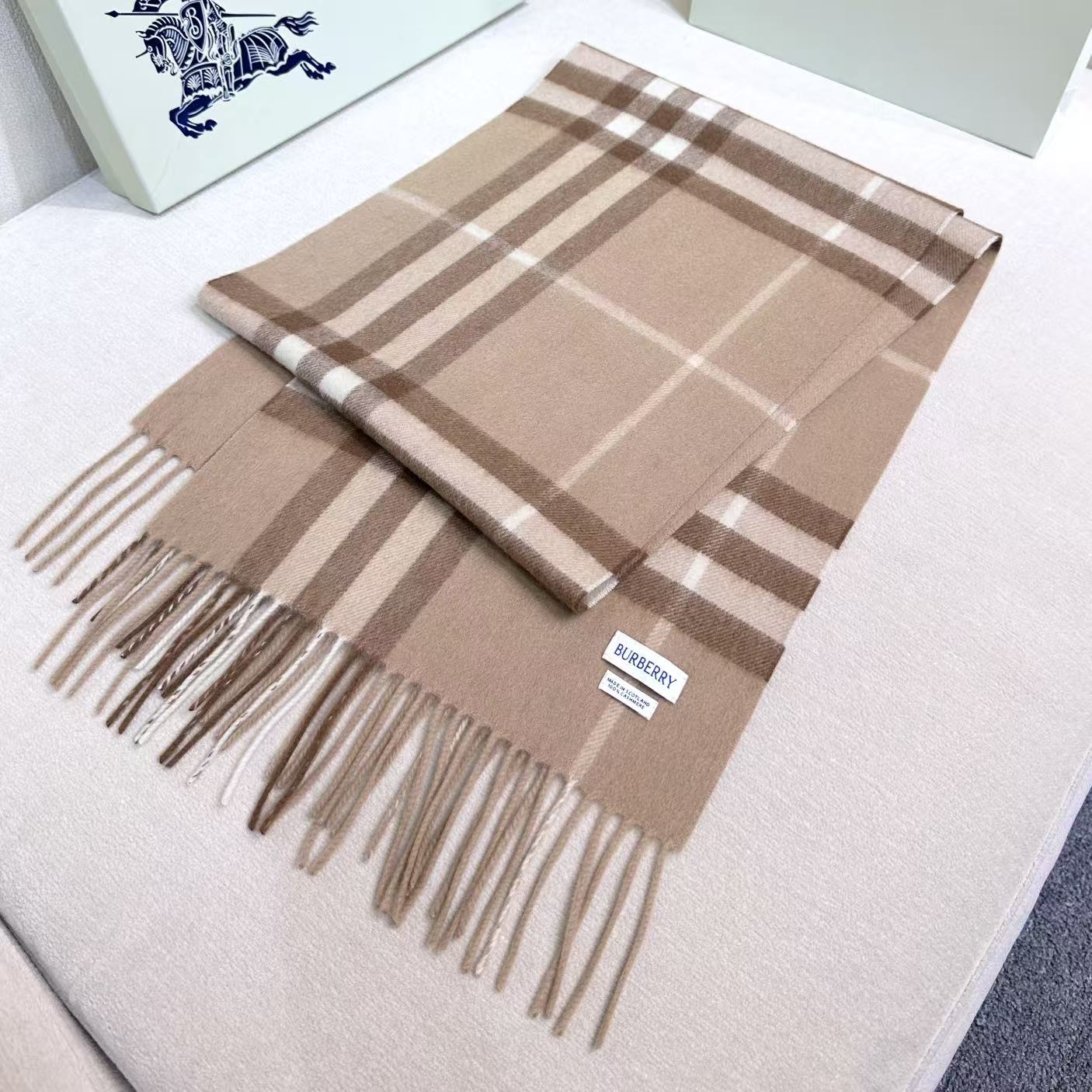 高品质新标到货！𝐁𝐔𝐑𝐁𝐄𝐑𝐑𝐘 经典入门级爆款，经典的格纹元素永垂不朽_简单大方男女都能佩戴_一条永不