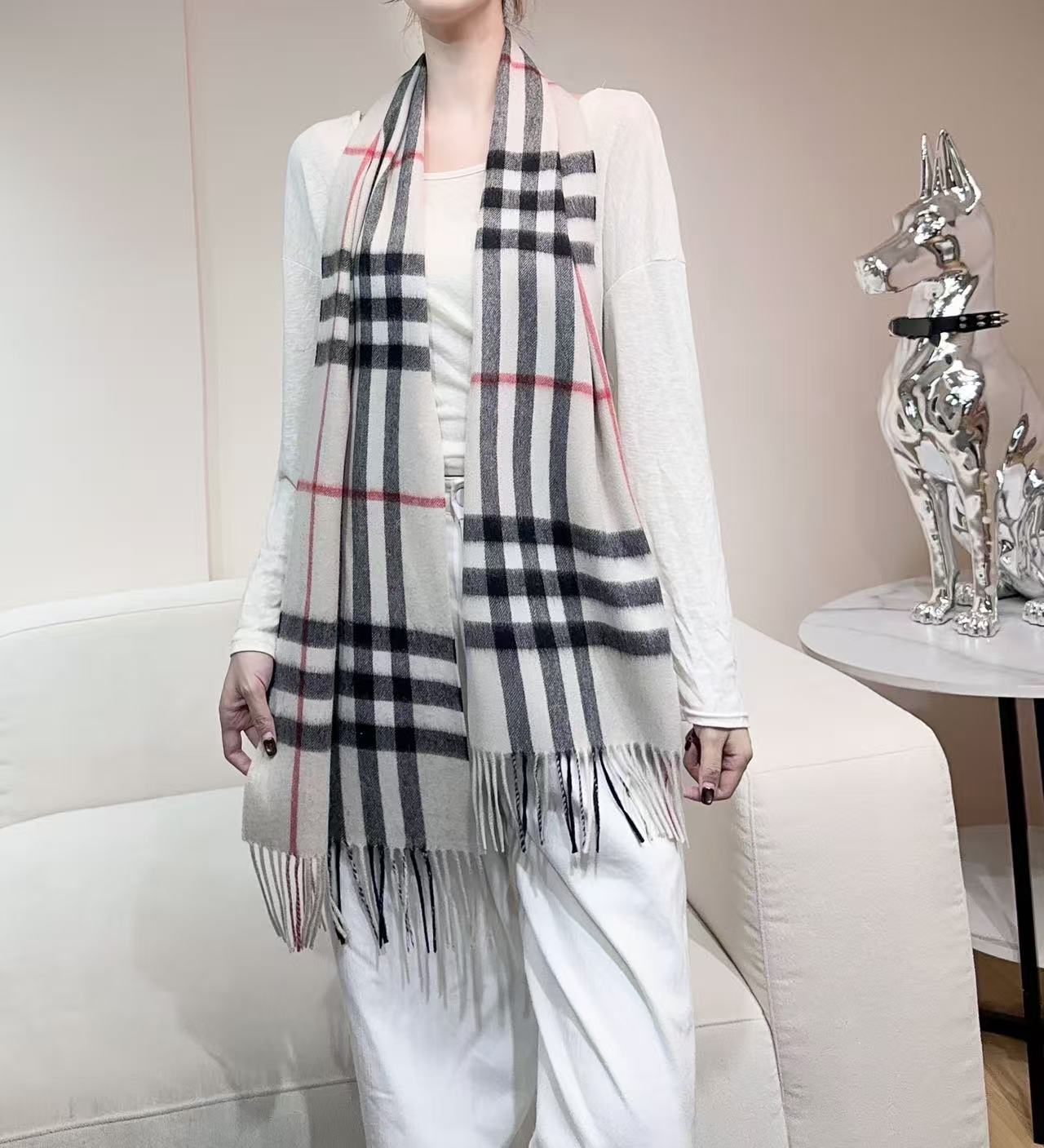 高品质新标到货！𝐁𝐔𝐑𝐁𝐄𝐑𝐑𝐘 经典入门级爆款，经典的格纹元素永垂不朽_简单大方男女都能佩戴_一条永不