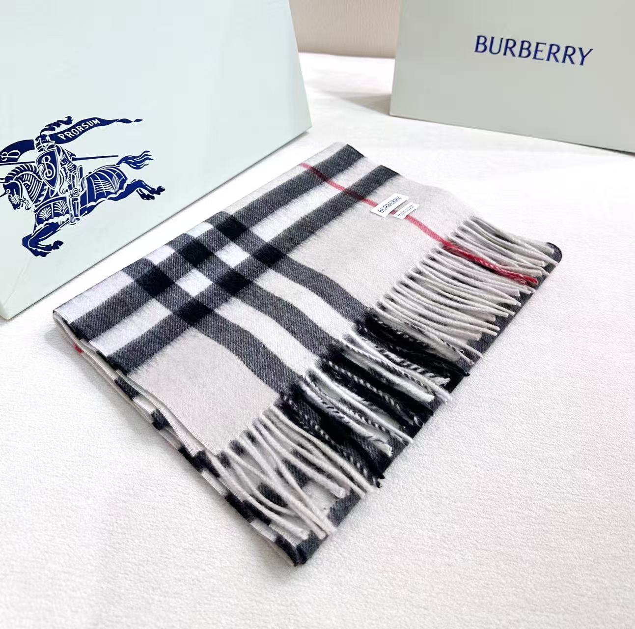 高品质新标到货！𝐁𝐔𝐑𝐁𝐄𝐑𝐑𝐘 经典入门级爆款，经典的格纹元素永垂不朽_简单大方男女都能佩戴_一条永不