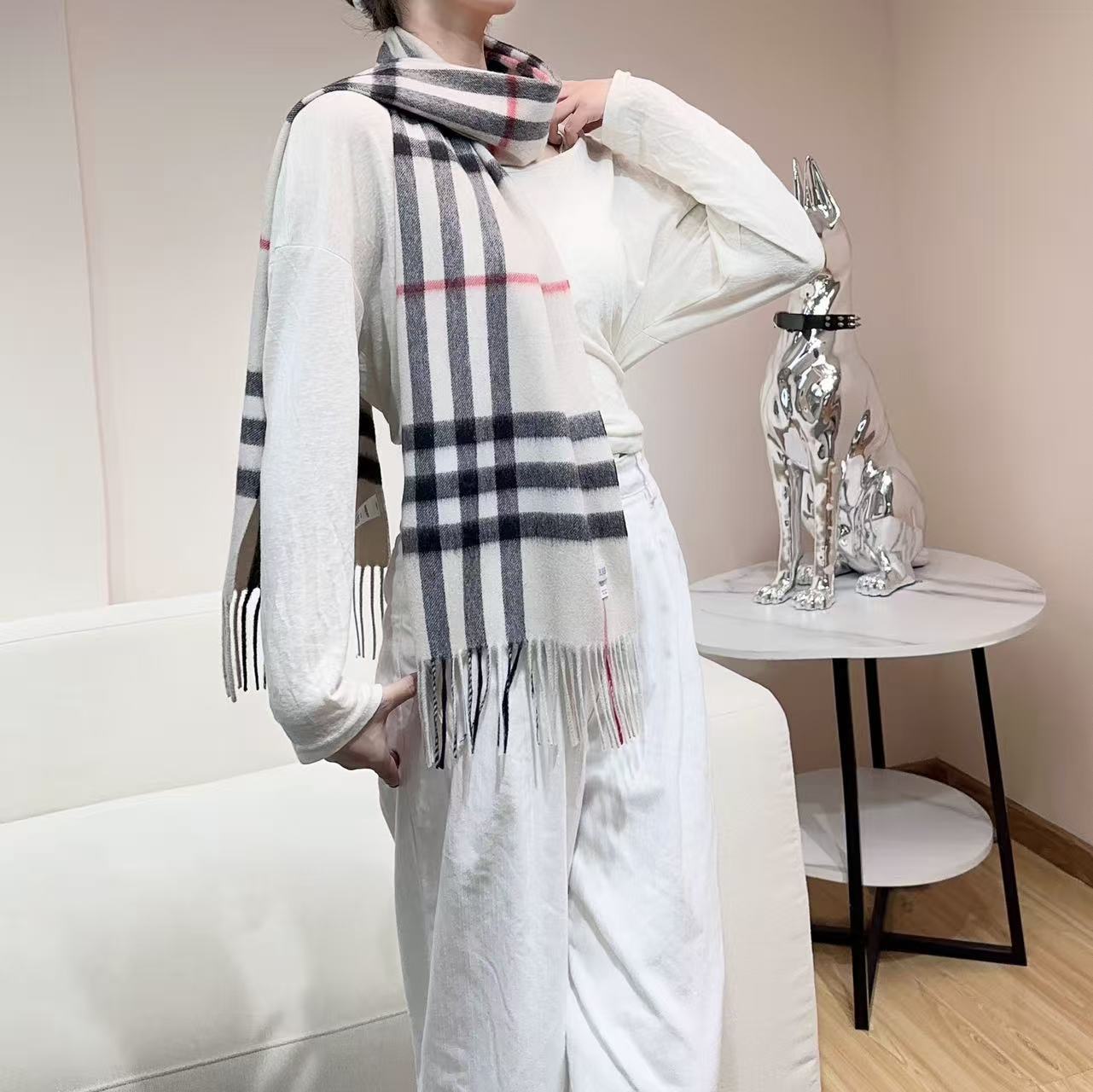 高品质新标到货！𝐁𝐔𝐑𝐁𝐄𝐑𝐑𝐘 经典入门级爆款，经典的格纹元素永垂不朽_简单大方男女都能佩戴_一条永不