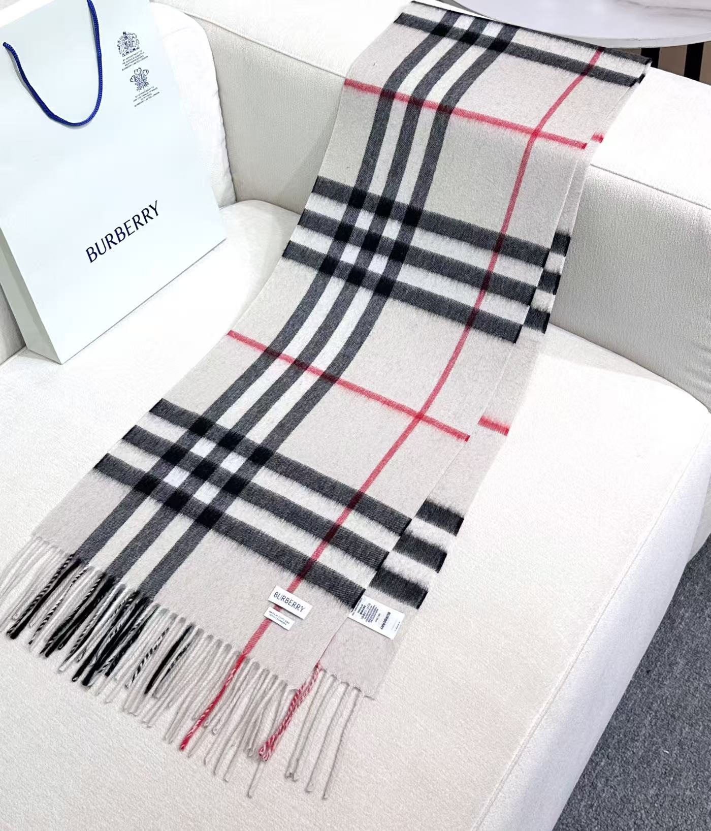 高品质新标到货！𝐁𝐔𝐑𝐁𝐄𝐑𝐑𝐘 经典入门级爆款，经典的格纹元素永垂不朽_简单大方男女都能佩戴_一条永不